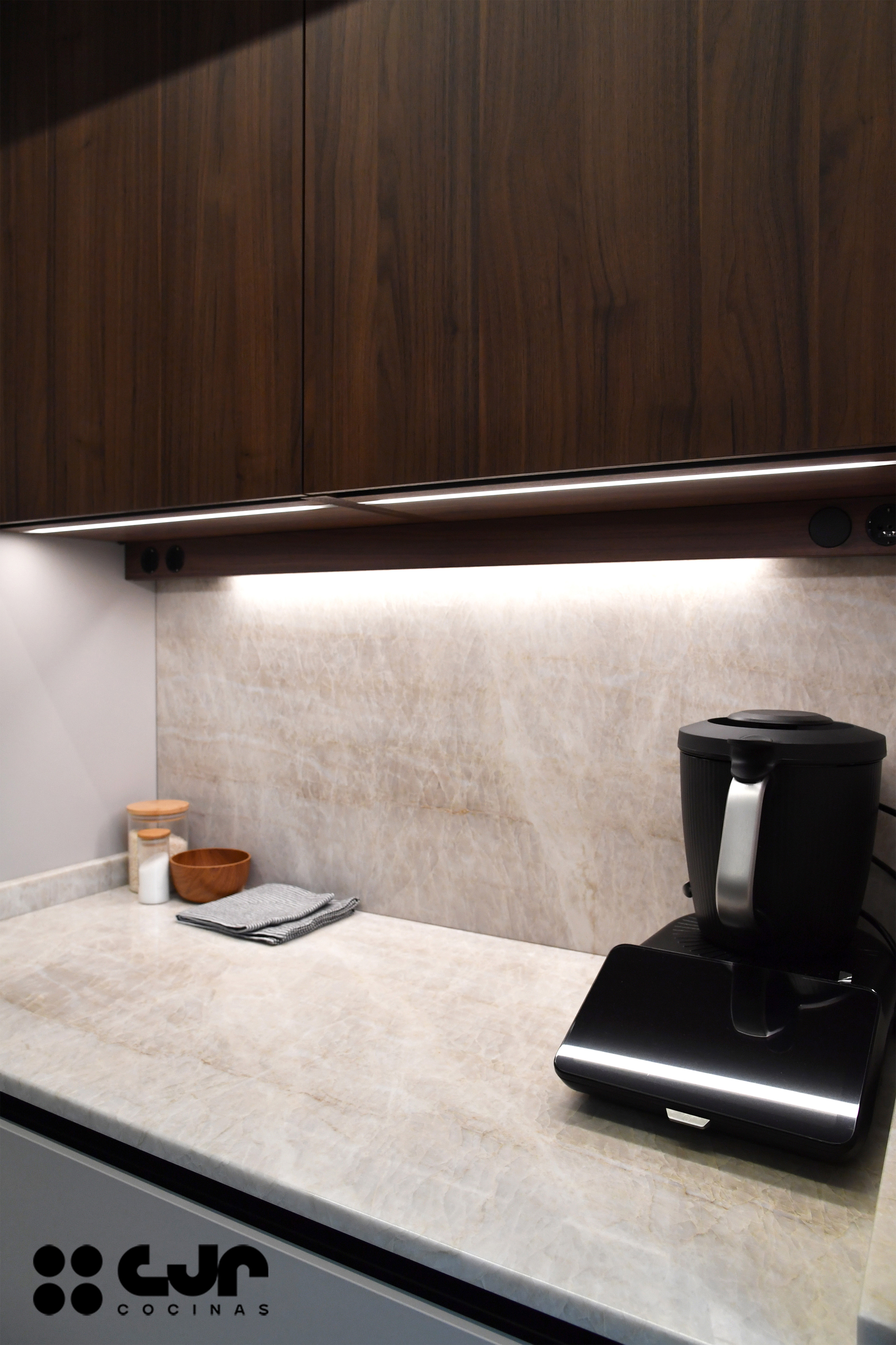 Cocina moderna cashmere y madera con isla Cocinas CJR