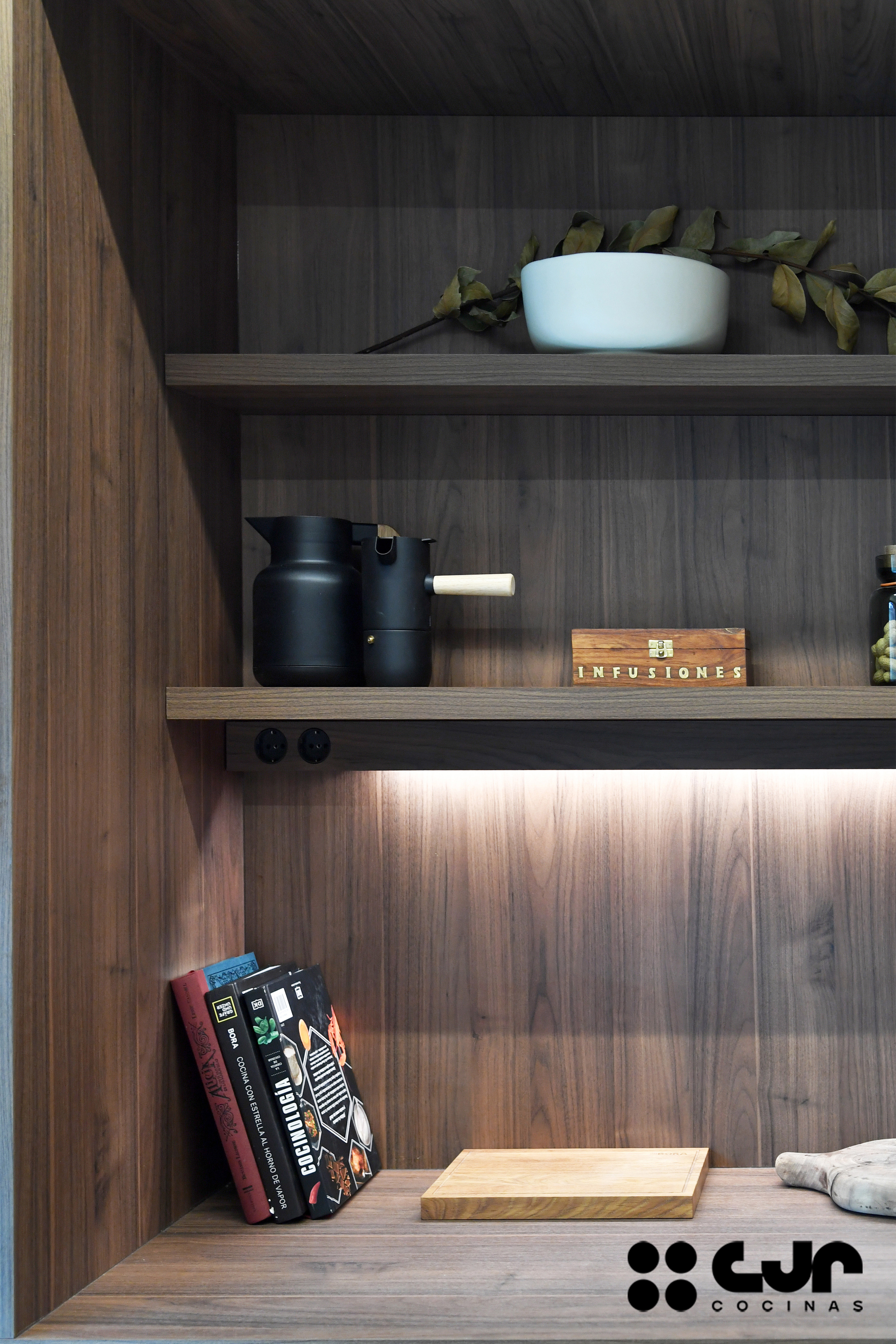 Cocina moderna cashmere y madera con isla Cocinas CJR