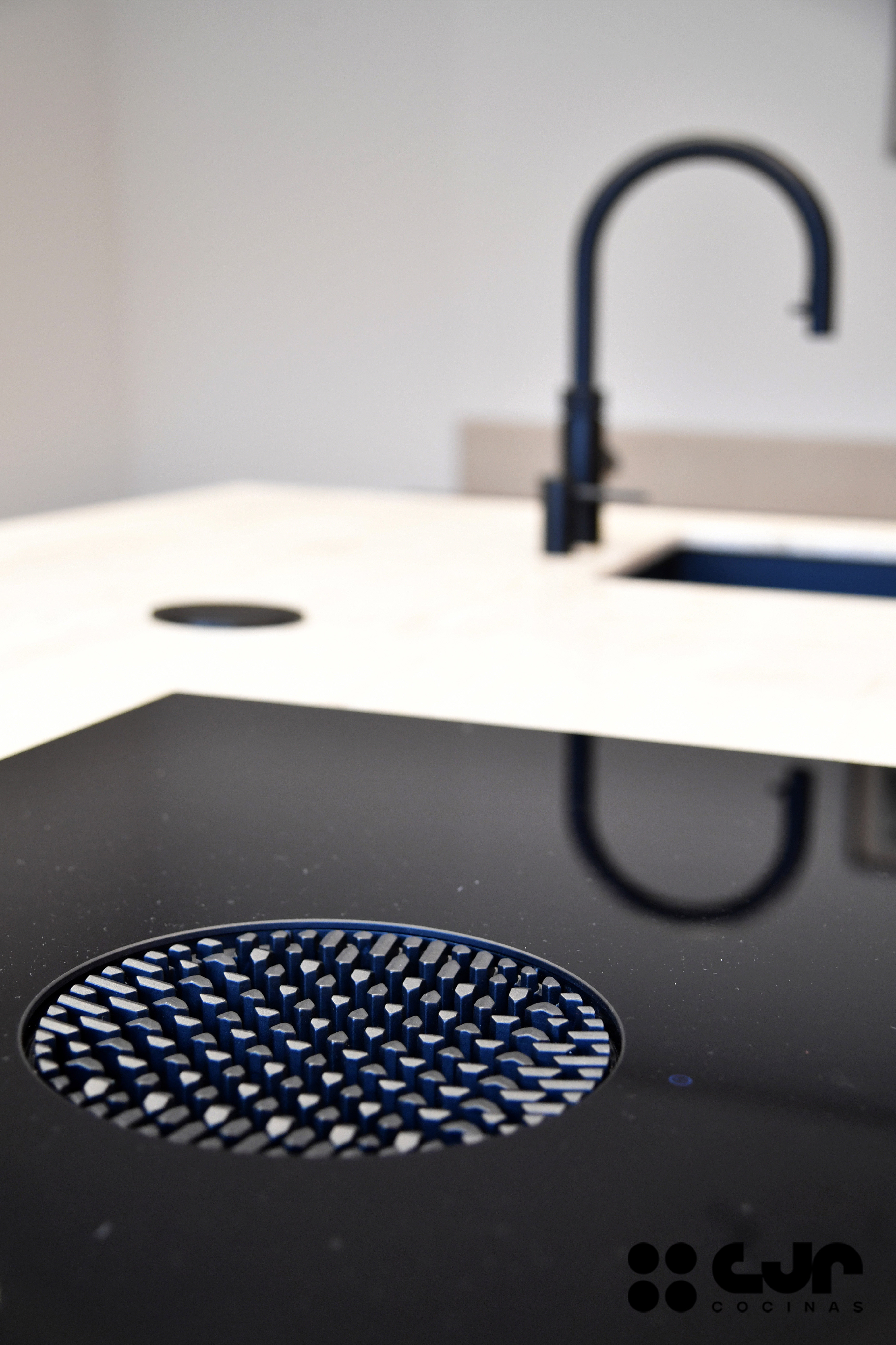 Cocina moderna cashmere y madera con isla Cocinas CJR