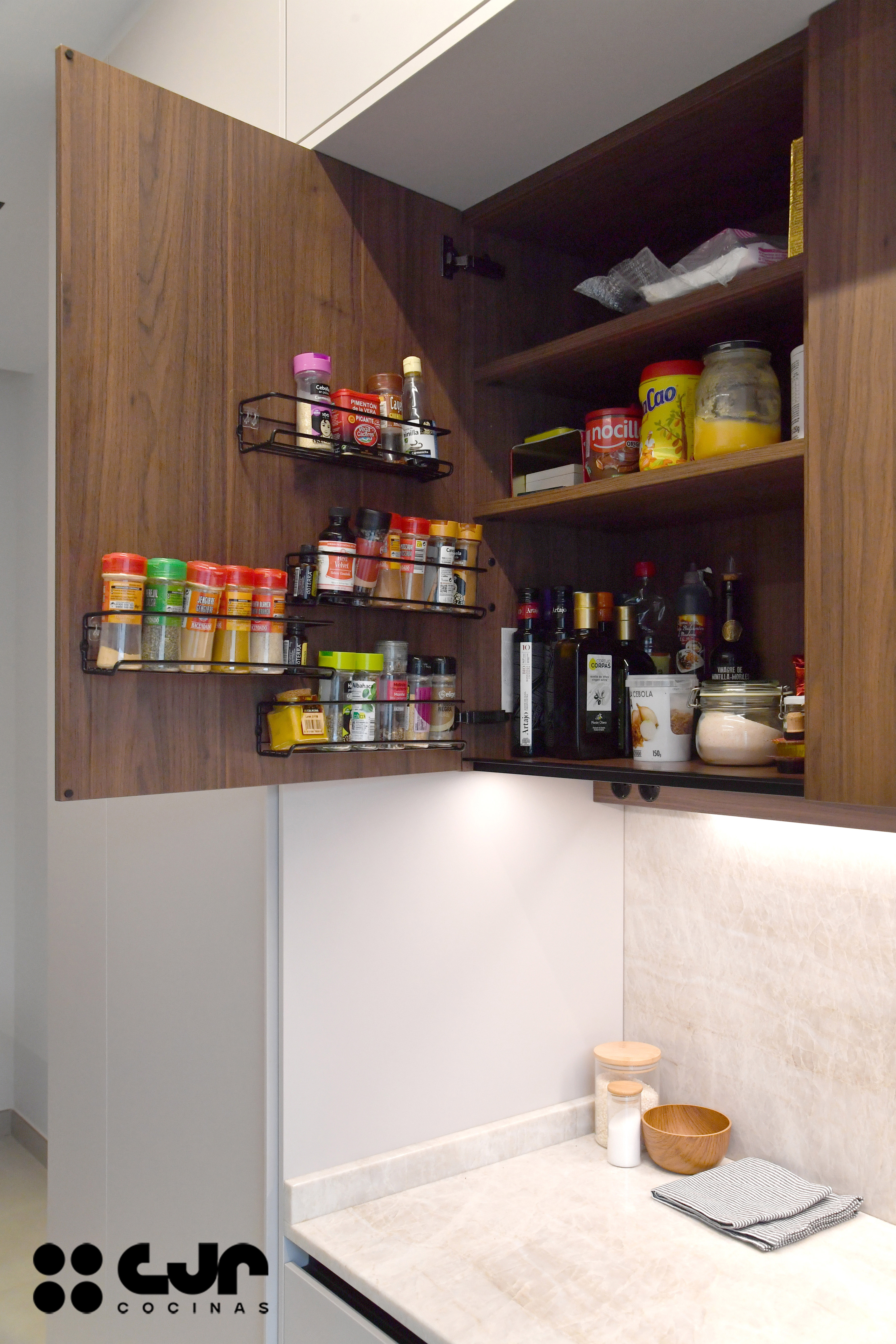 Cocina moderna cashmere y madera con isla Cocinas CJR