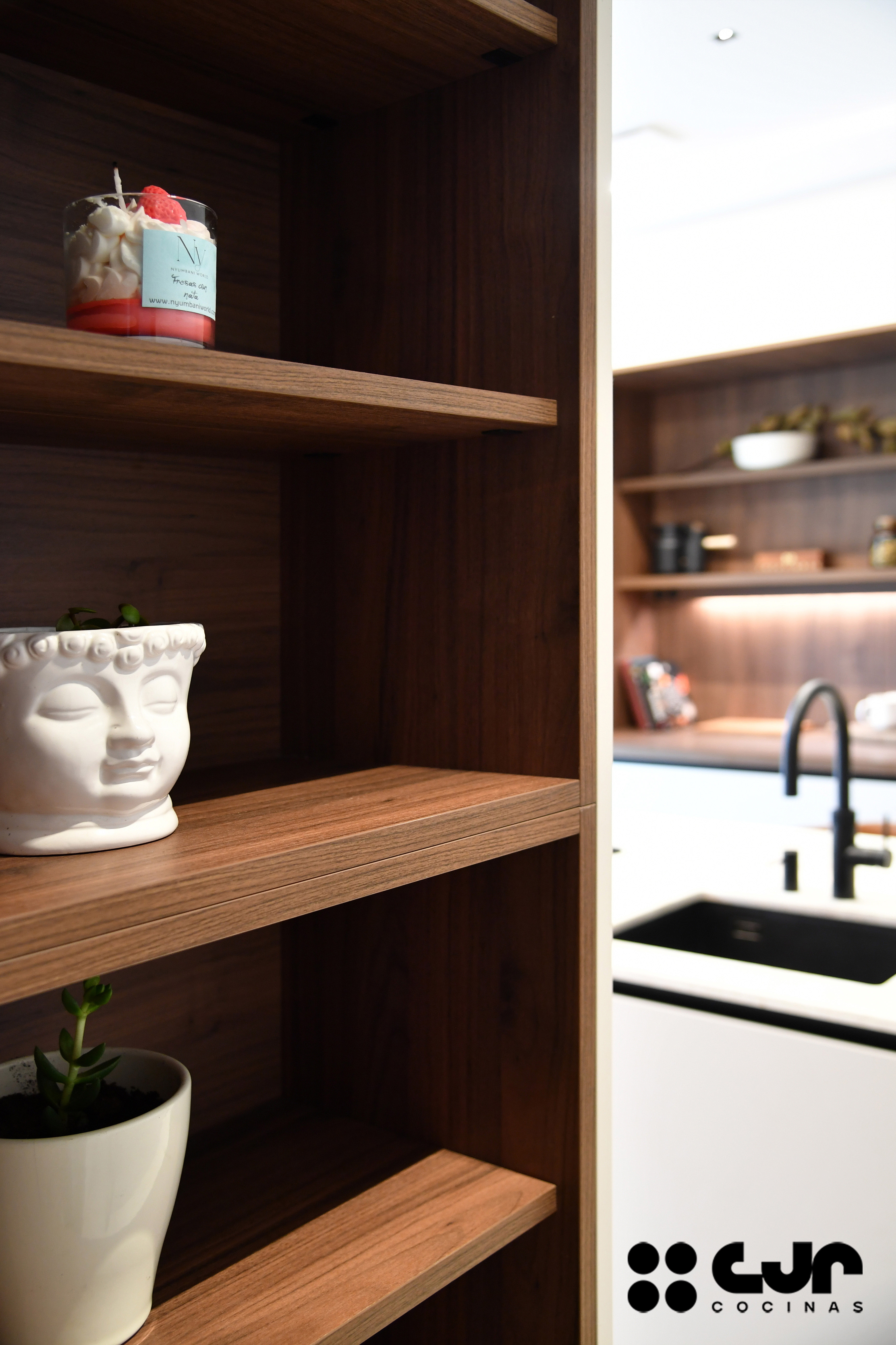 Cocina moderna cashmere y madera con isla Cocinas CJR