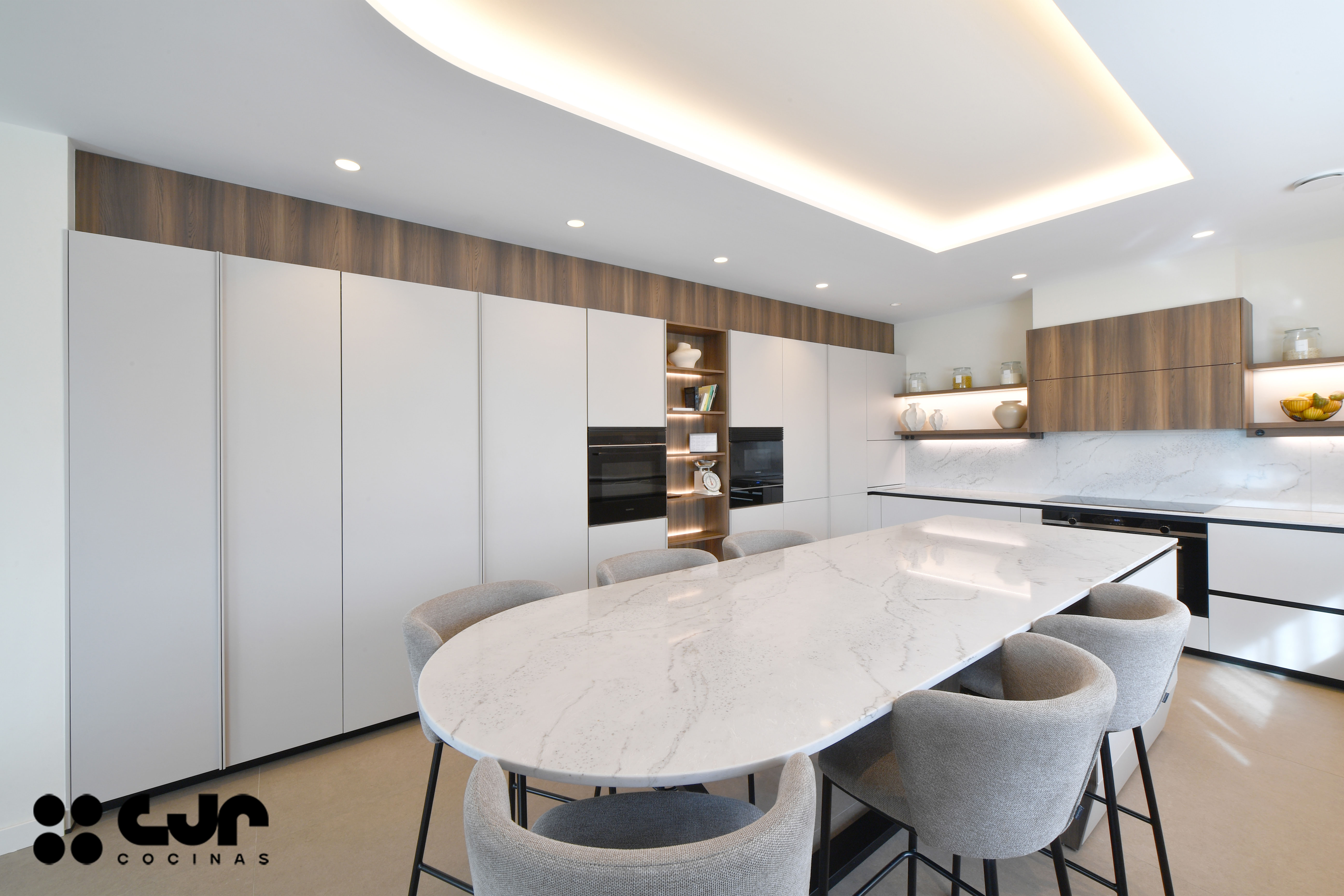 tendencias cocinas 2026 cocina cashmere y madera con isla abierta con isla cocinas cjr