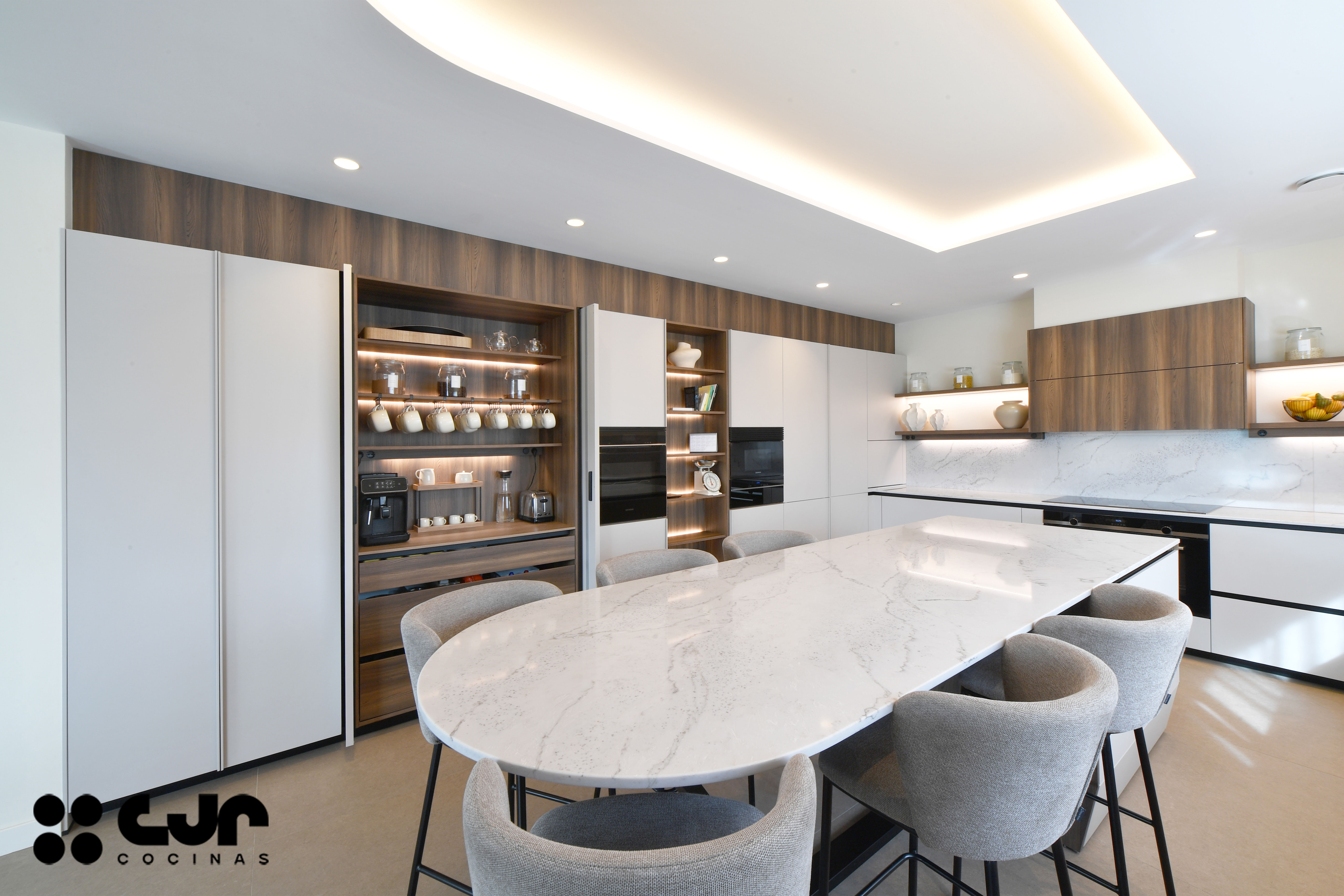 tendencias cocinas 2026 cocina cashmere y madera con isla abierta con isla cocinas cjr