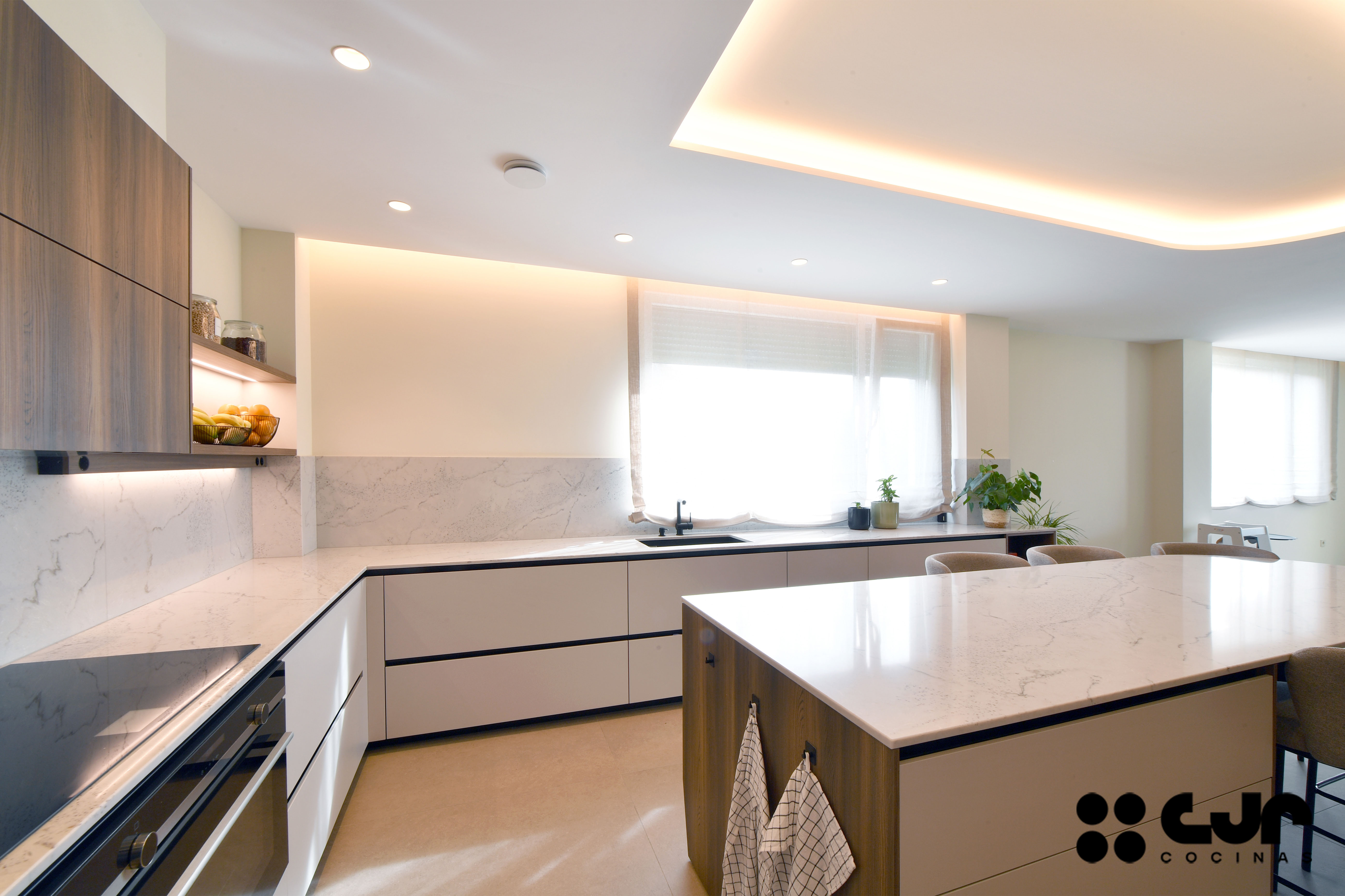 tendencias cocinas 2026 cocina cashmere y madera con isla abierta con isla cocinas cjr