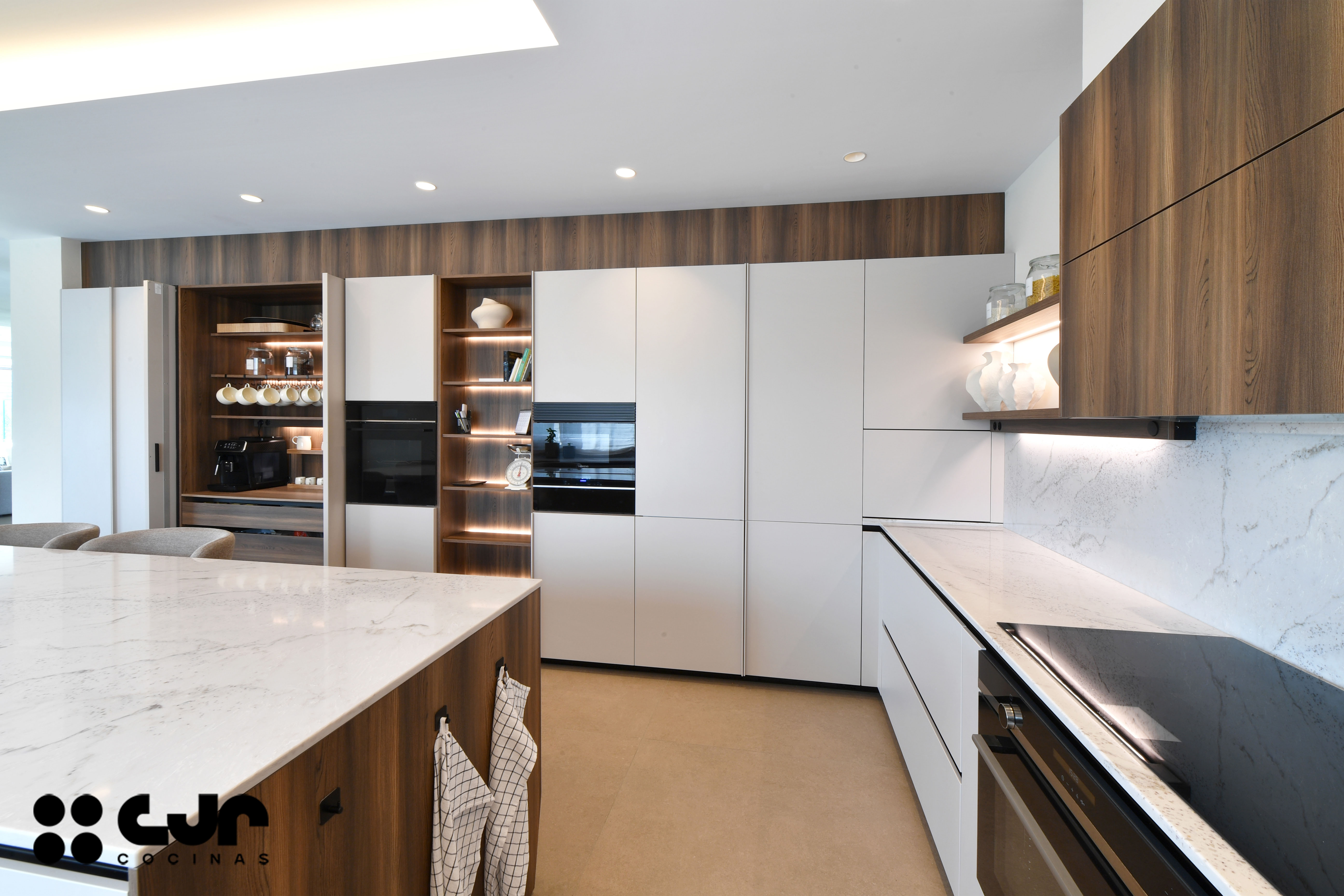 tendencias cocinas 2026 cocina cashmere y madera con isla abierta con isla cocinas cjr