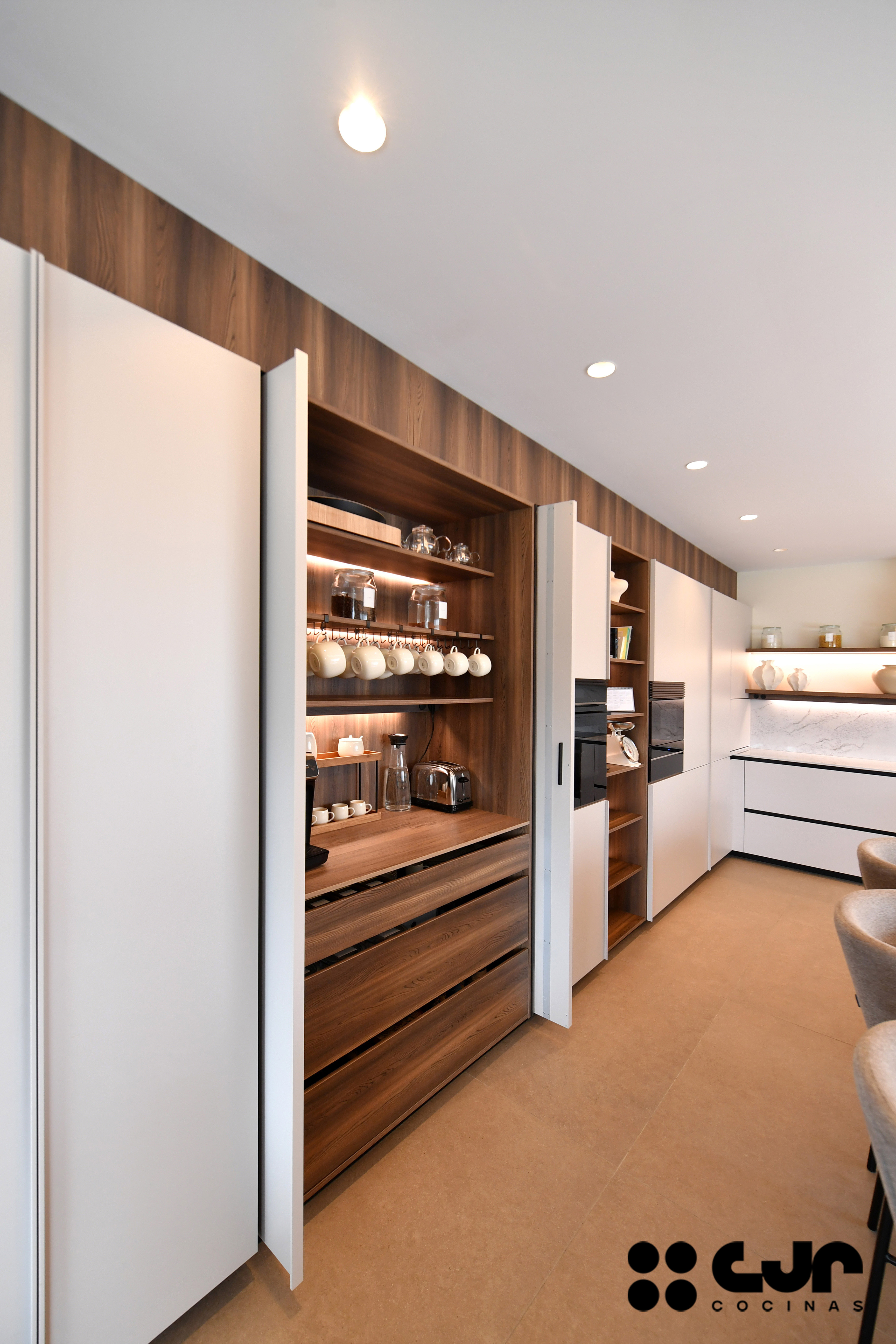 tendencias cocinas 2026 cocina cashmere y madera con isla abierta con isla cocinas cjr