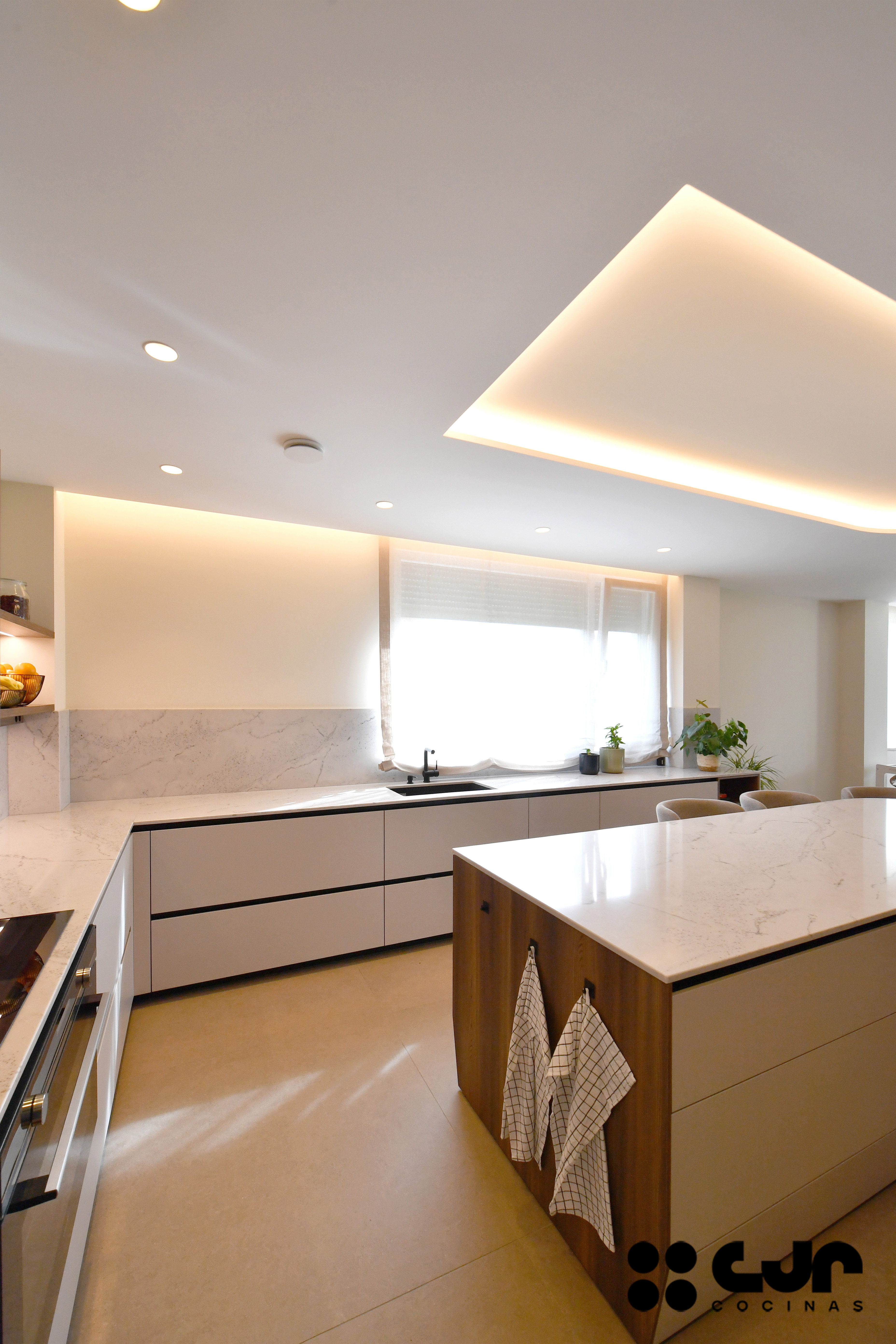 tendencias cocinas 2026 cocina cashmere y madera con isla abierta con isla cocinas cjr