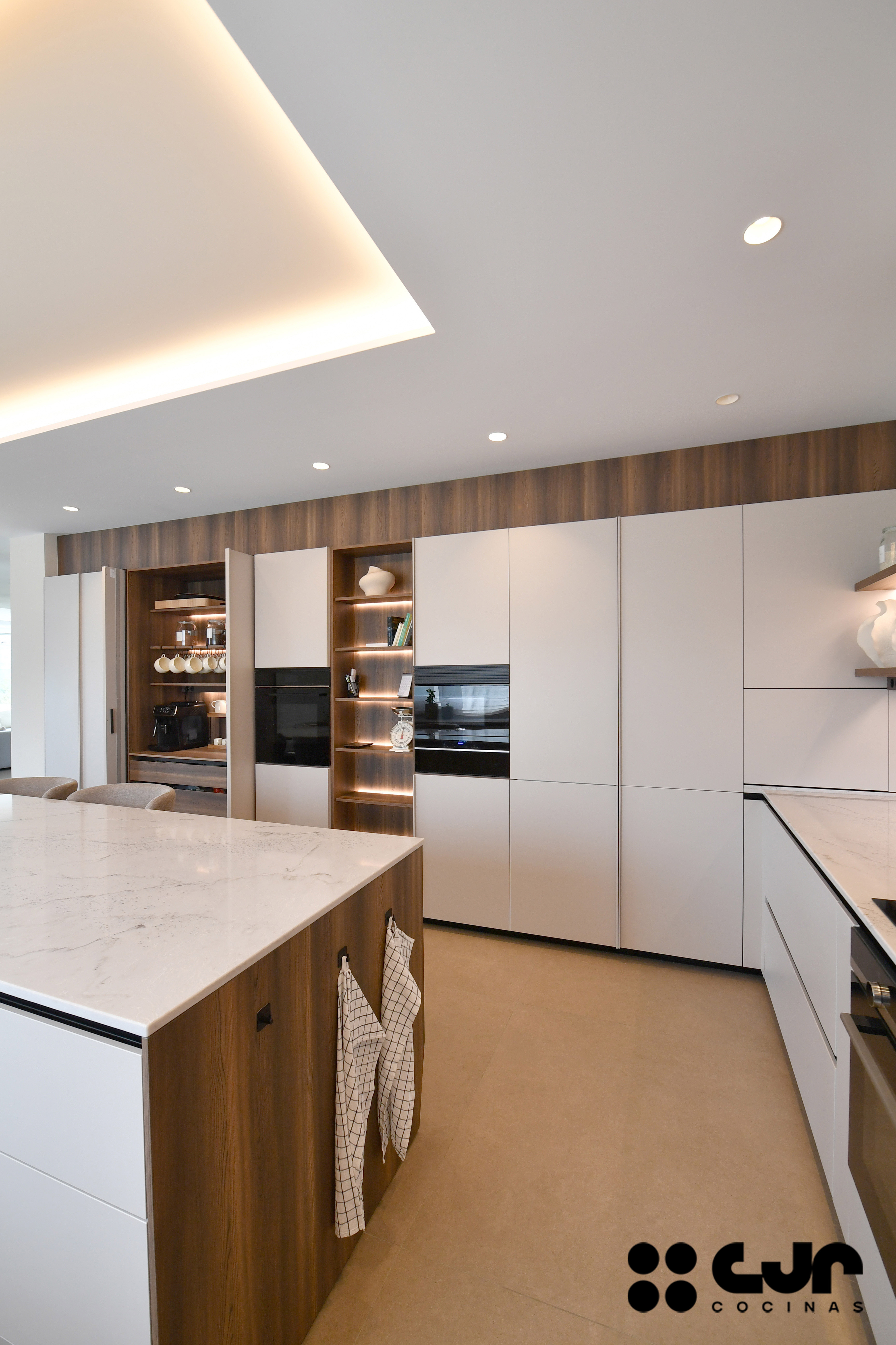 tendencias cocinas 2026 cocina cashmere y madera con isla abierta con isla cocinas cjr