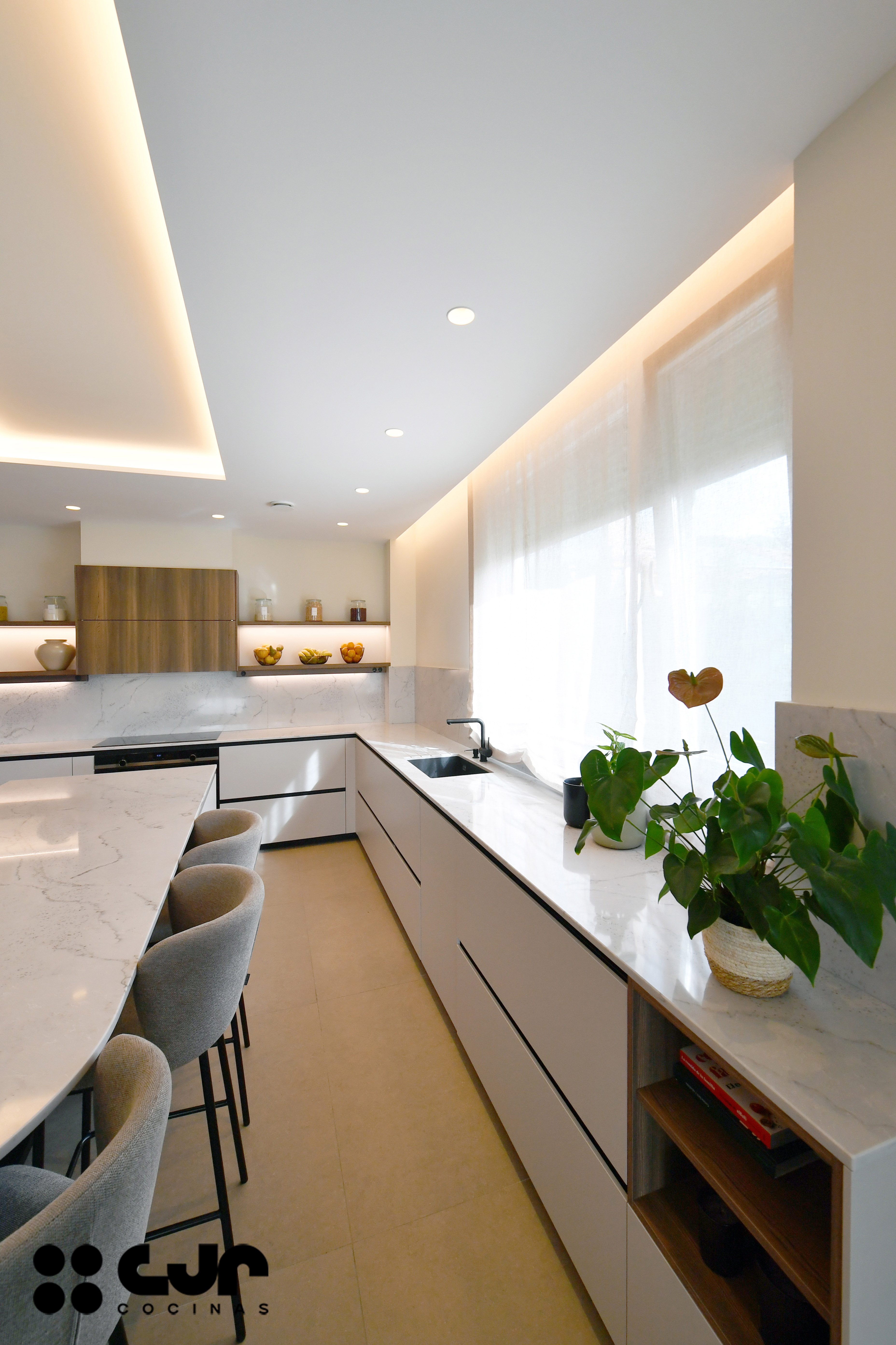 tendencias cocinas 2026 cocina cashmere y madera con isla abierta con isla cocinas cjr