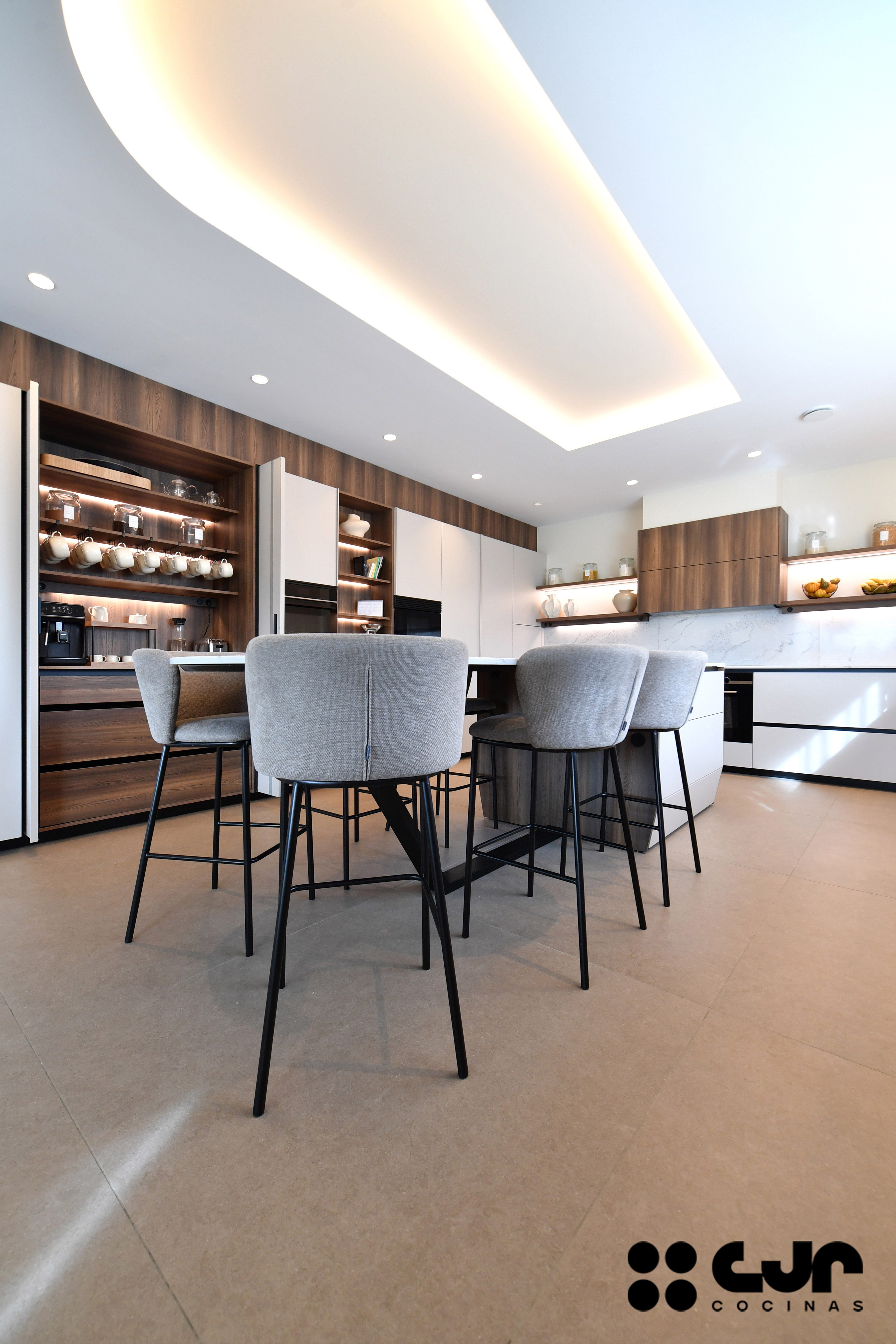 tendencias cocinas 2026 cocina cashmere y madera con isla abierta con isla cocinas cjr