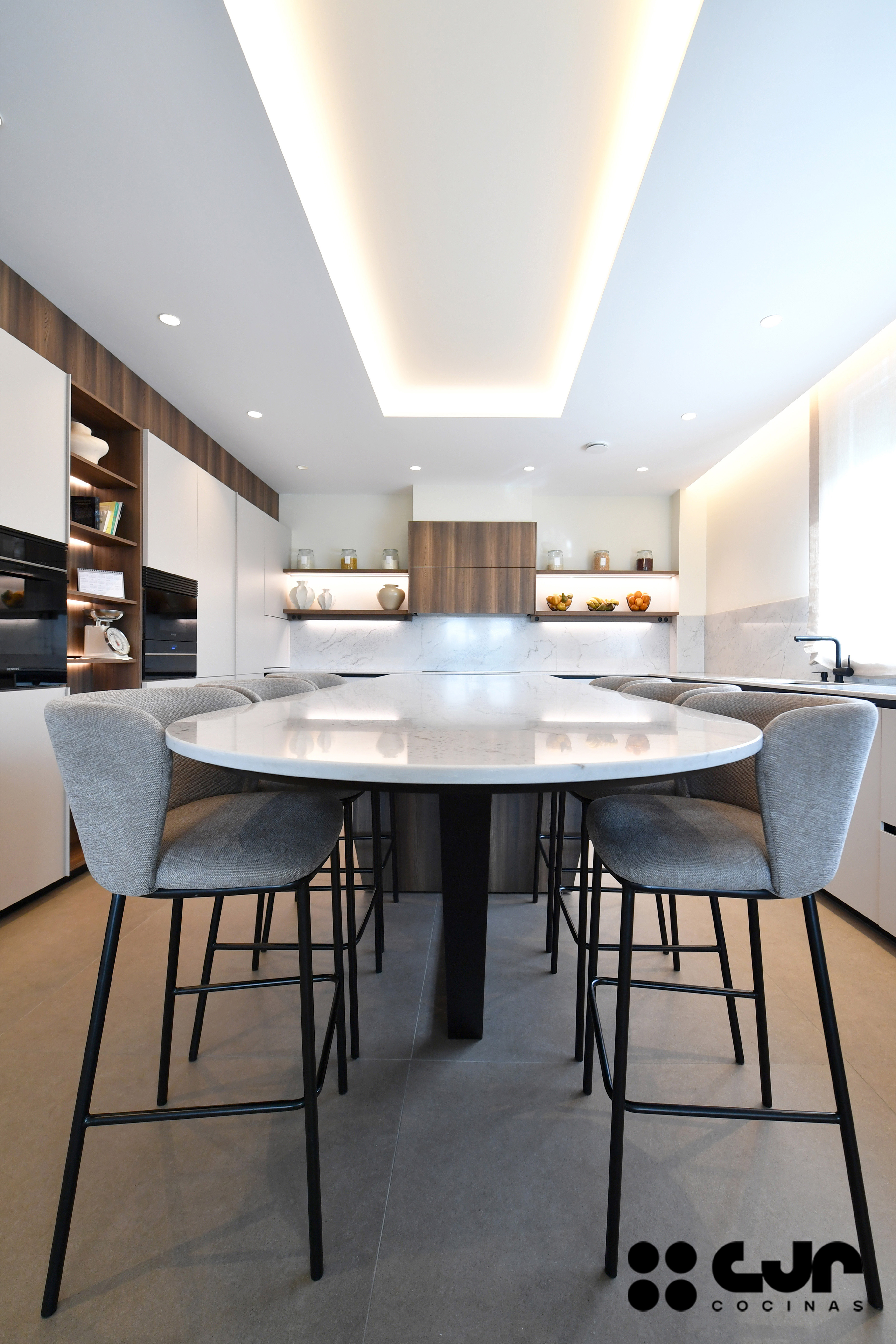 tendencias cocinas 2026 cocina cashmere y madera con isla abierta con isla cocinas cjr