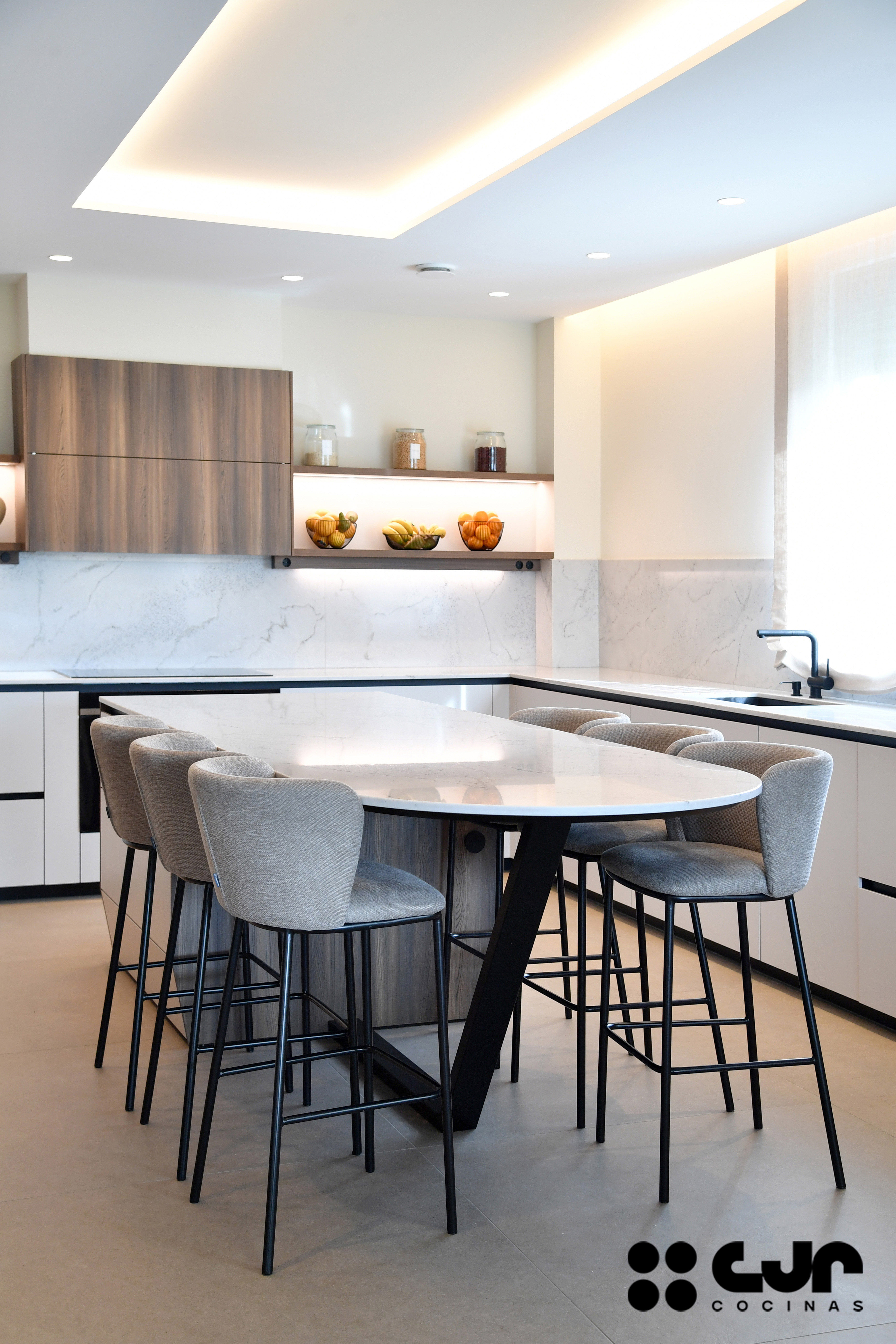 tendencias cocinas 2026 cocina cashmere y madera con isla abierta con isla cocinas cjr