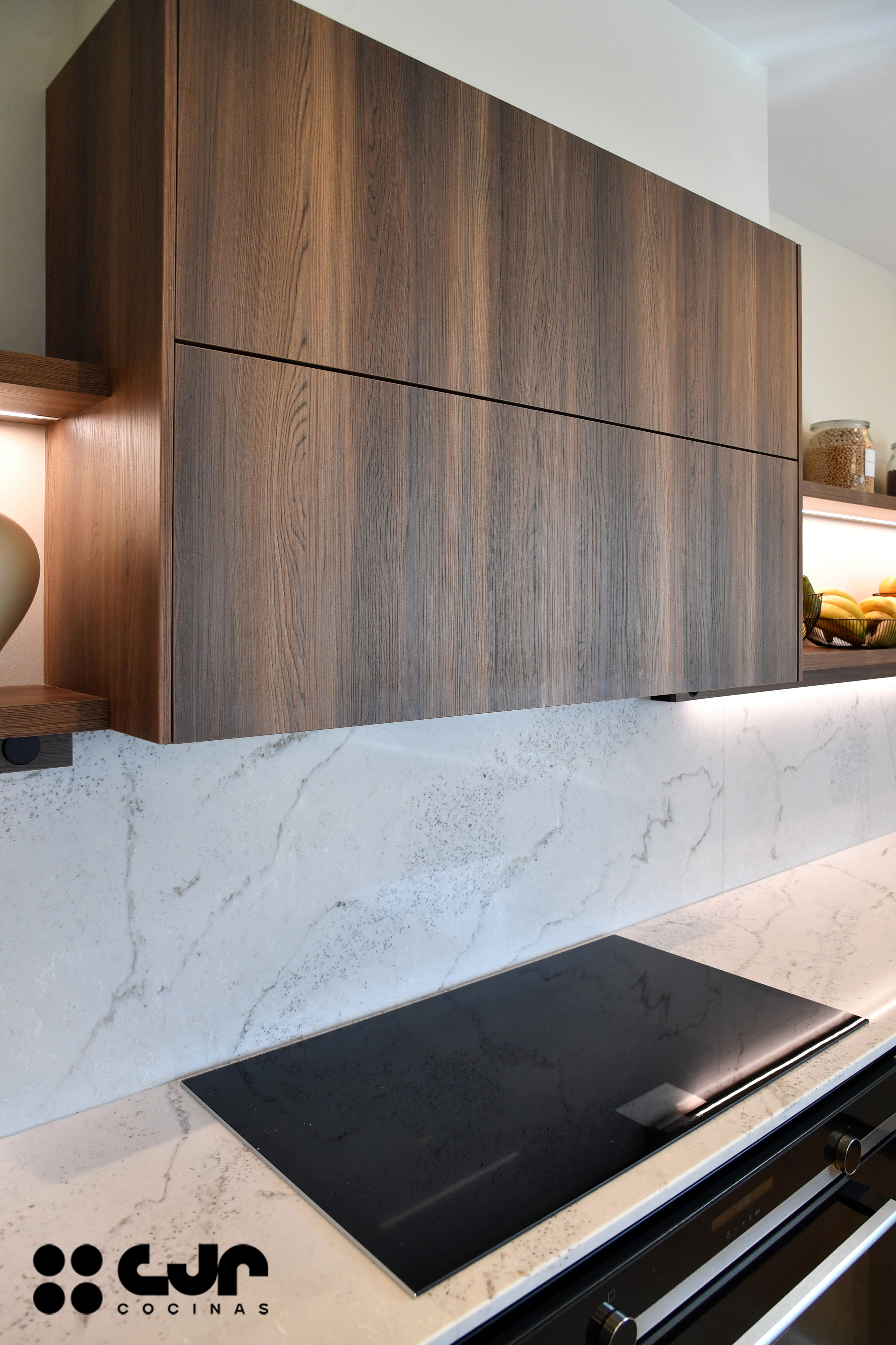 tendencias cocinas 2026 cocina cashmere y madera con isla abierta con isla cocinas cjr