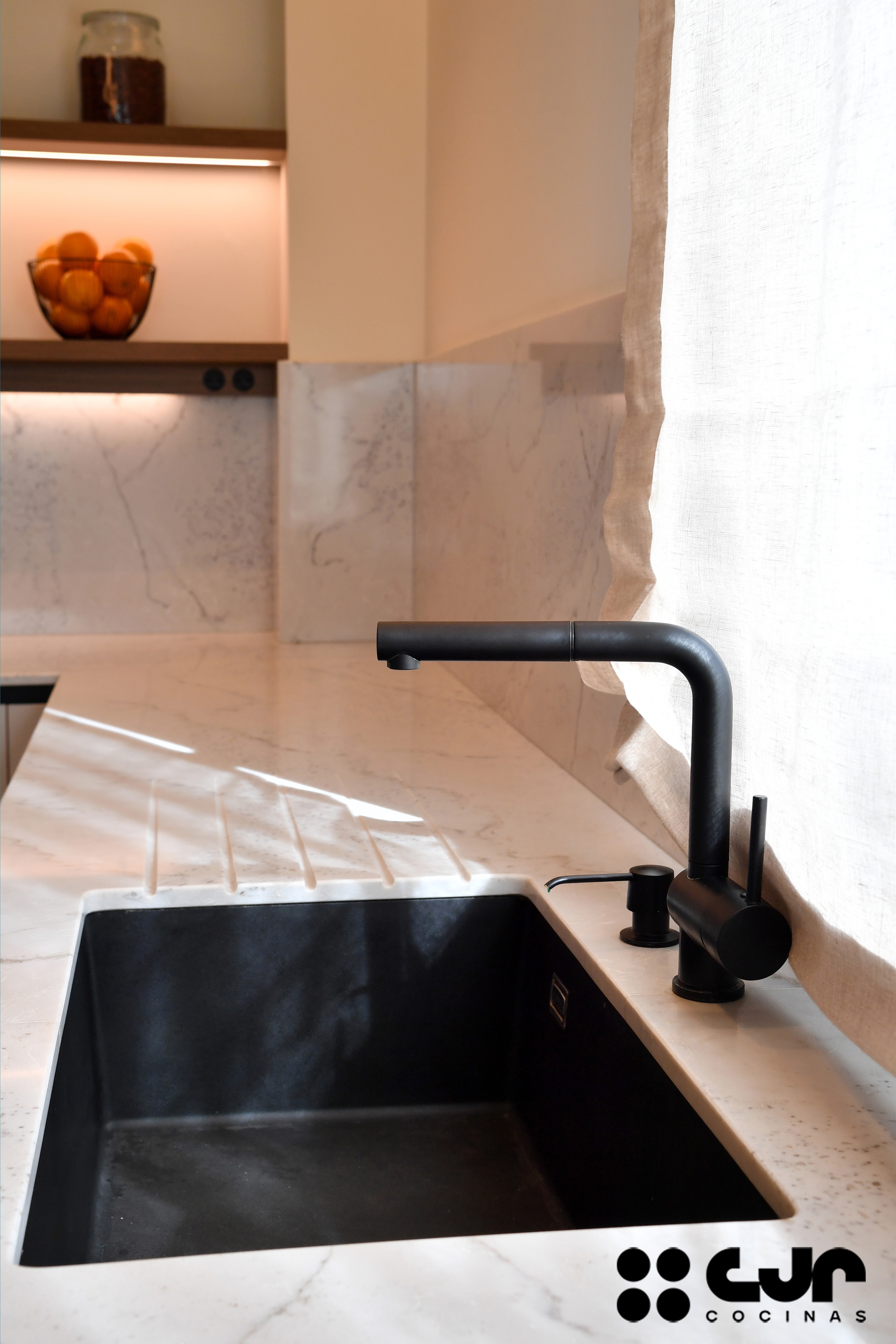 tendencias cocinas 2026 cocina cashmere y madera con isla abierta con isla cocinas cjr