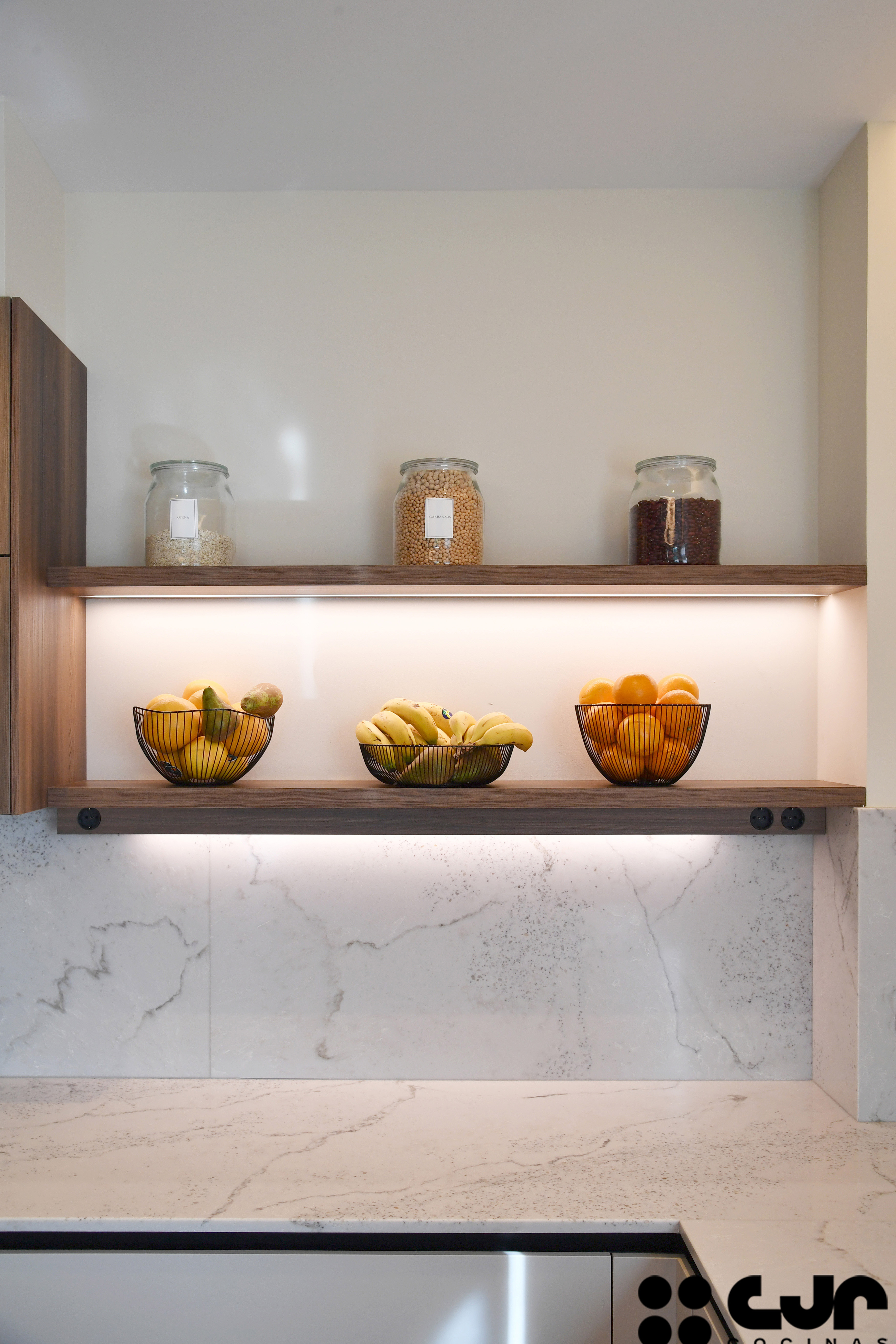 tendencias cocinas 2026 cocina cashmere y madera con isla abierta con isla cocinas cjr