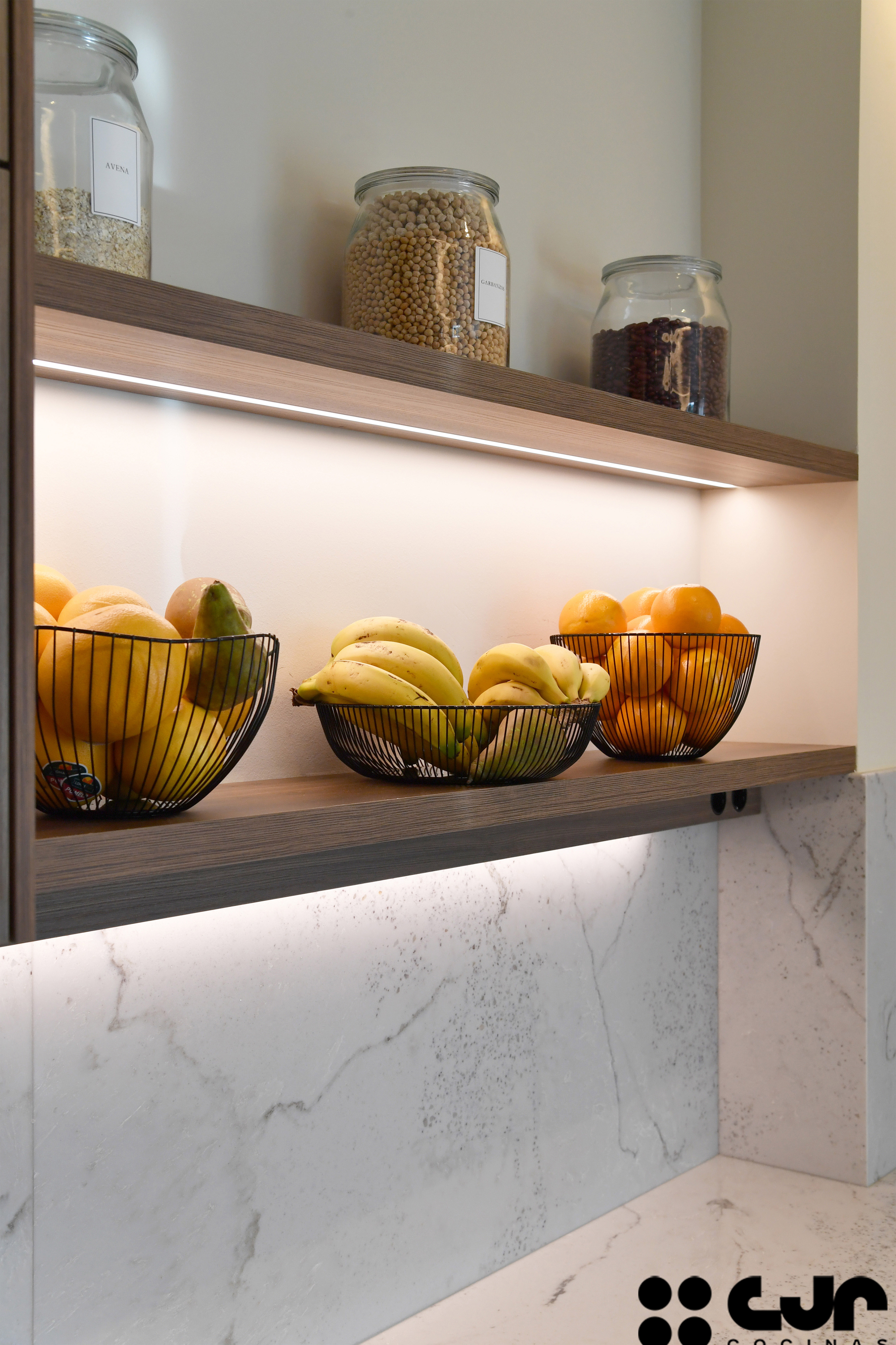 tendencias cocinas 2026 cocina cashmere y madera con isla abierta con isla cocinas cjr