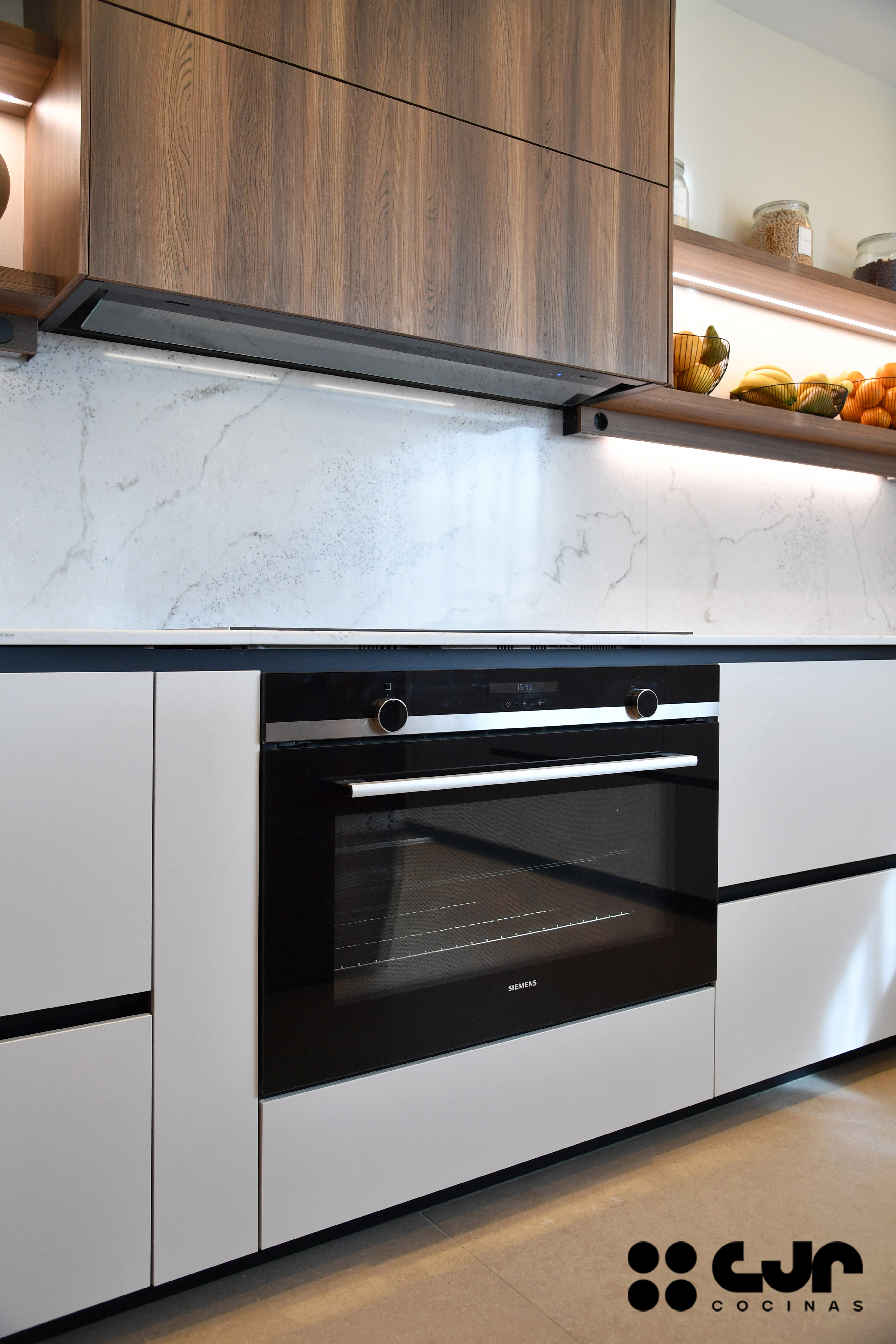 tendencias cocinas 2026 cocina cashmere y madera con isla abierta con isla cocinas cjr