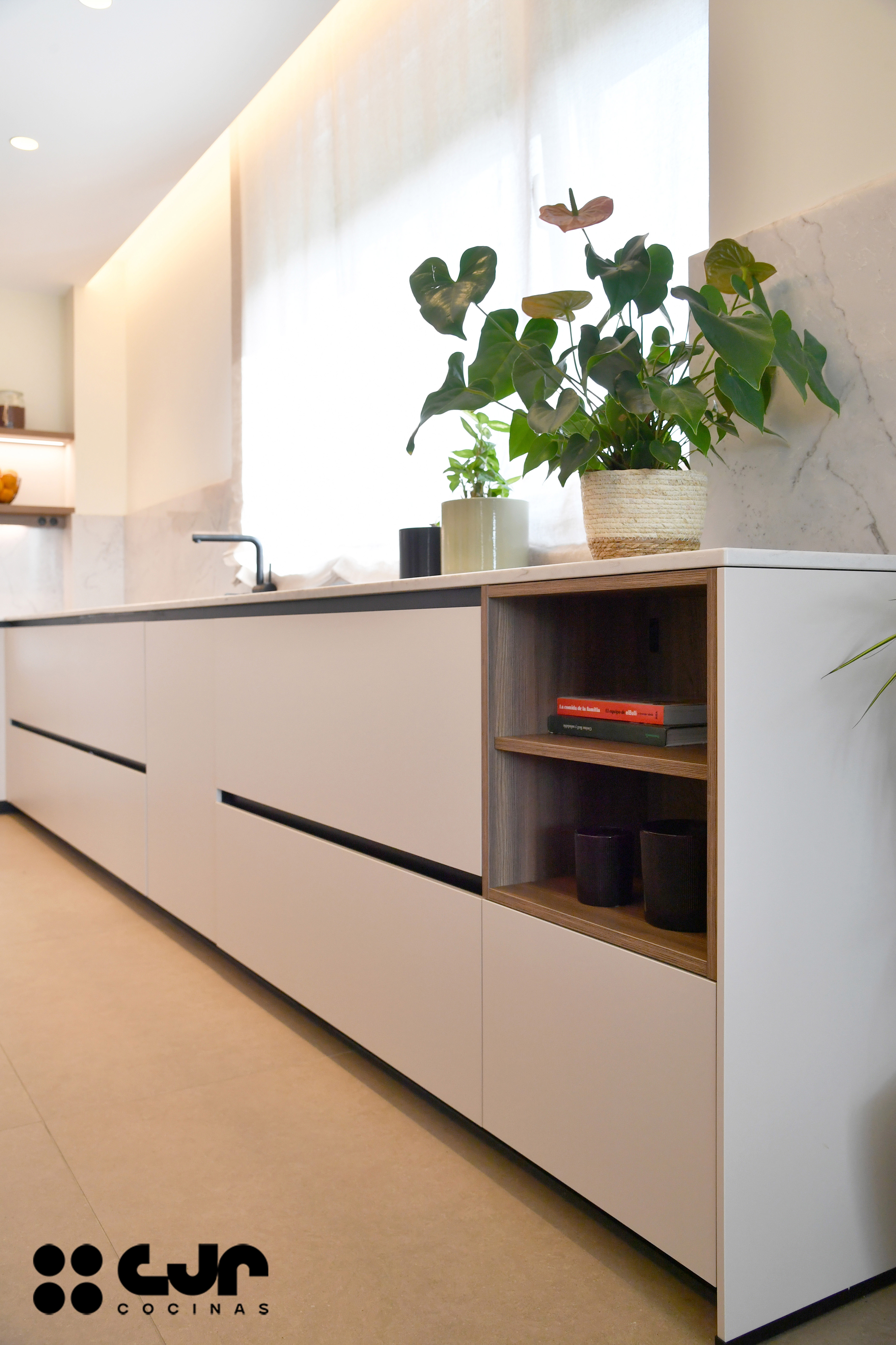 tendencias cocinas 2026 cocina cashmere y madera con isla abierta con isla cocinas cjr