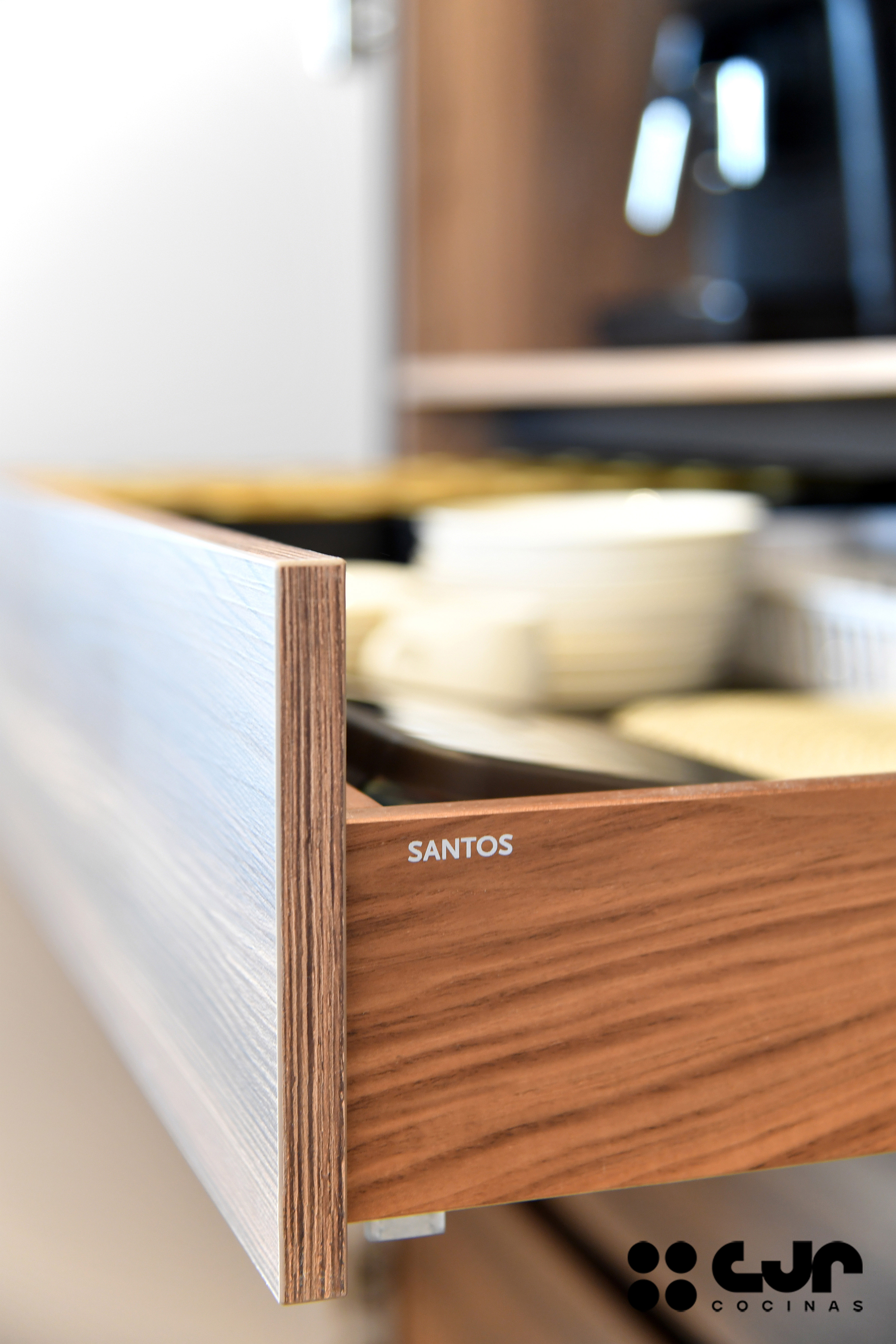 tendencias cocinas 2026 cocina cashmere y madera con isla abierta con isla cocinas cjr