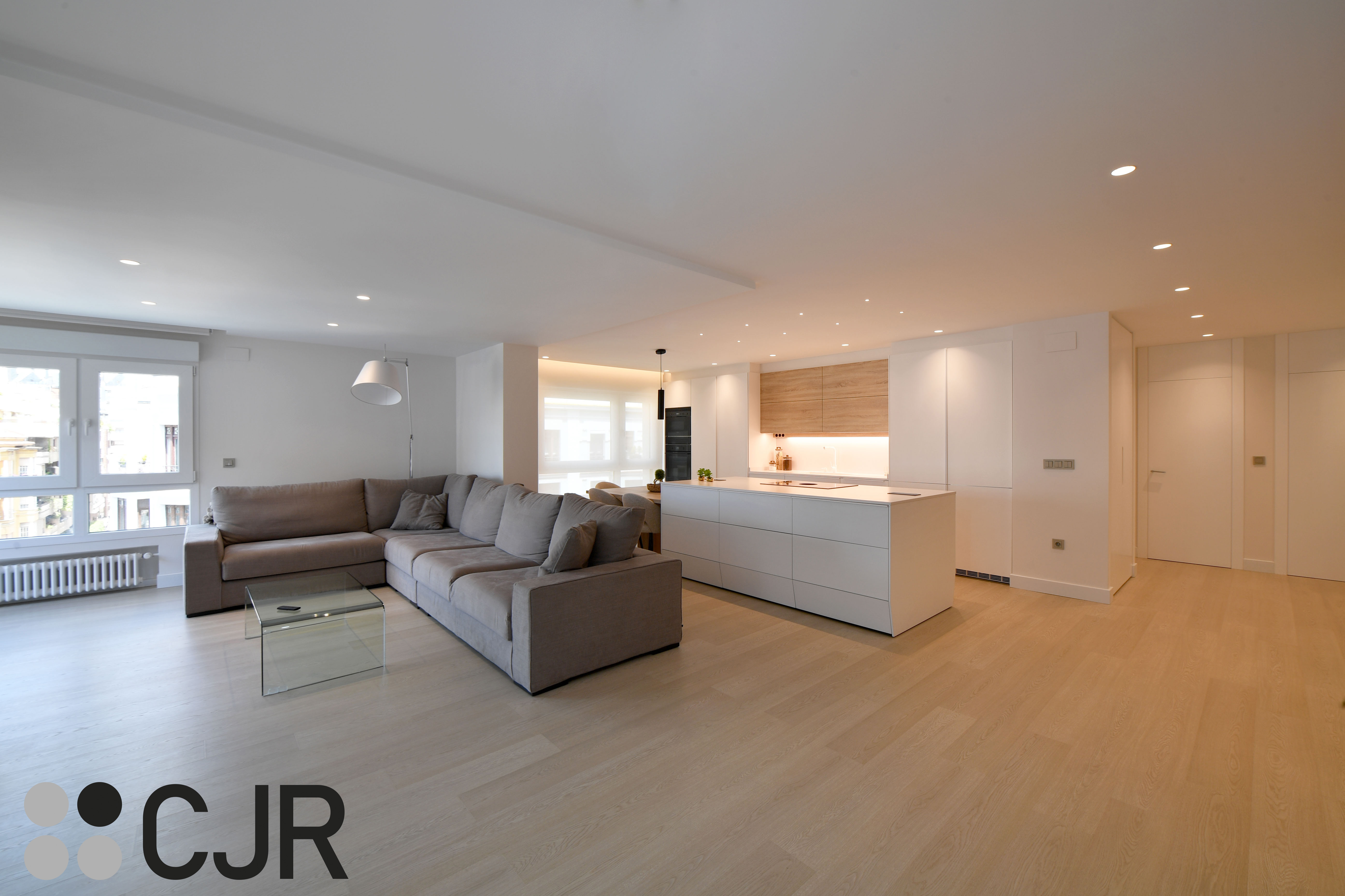 Cocina nórdica blanca y madera abierta con isla Cocinas CJR