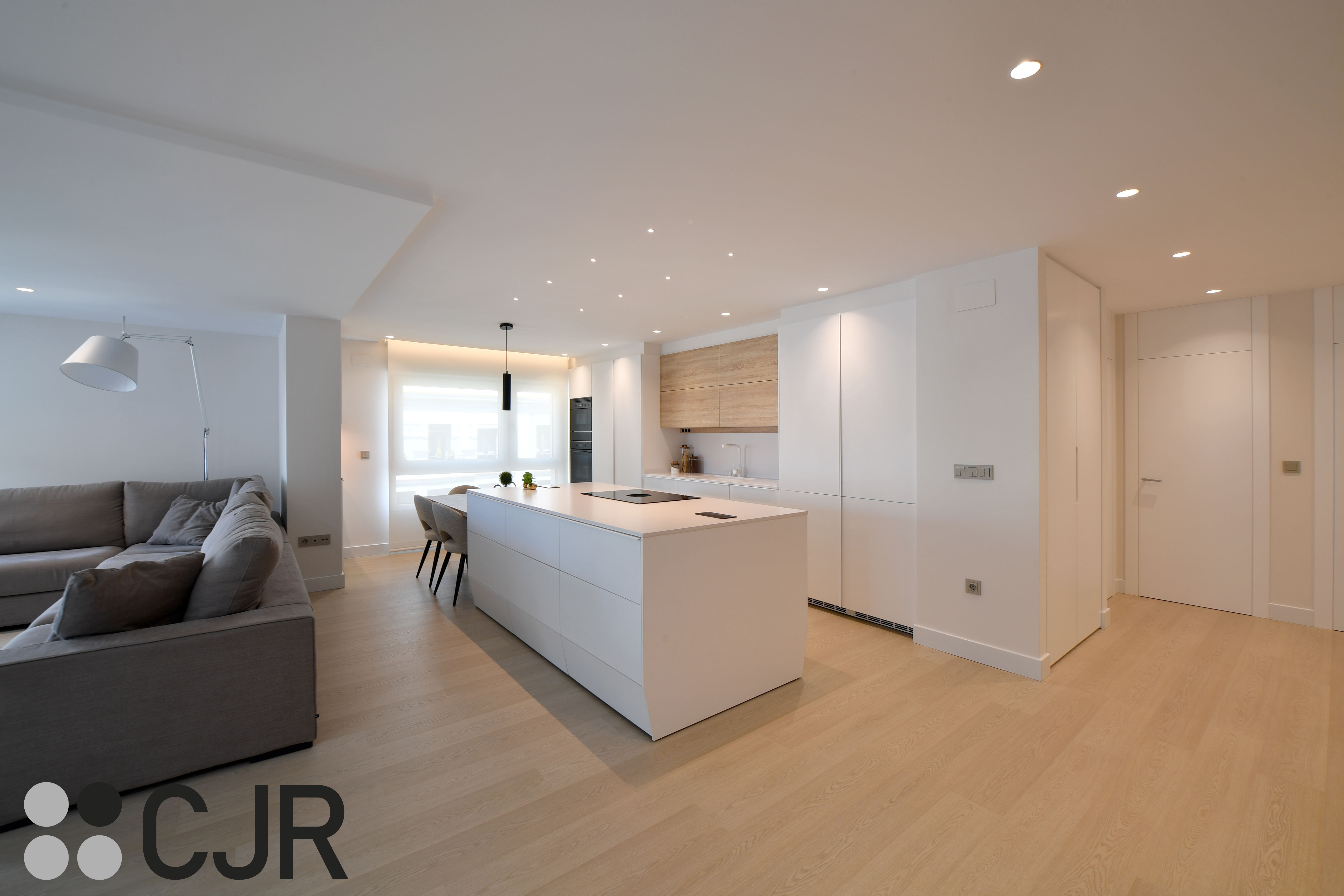 Cocina nórdica blanca y madera abierta con isla Cocinas CJR