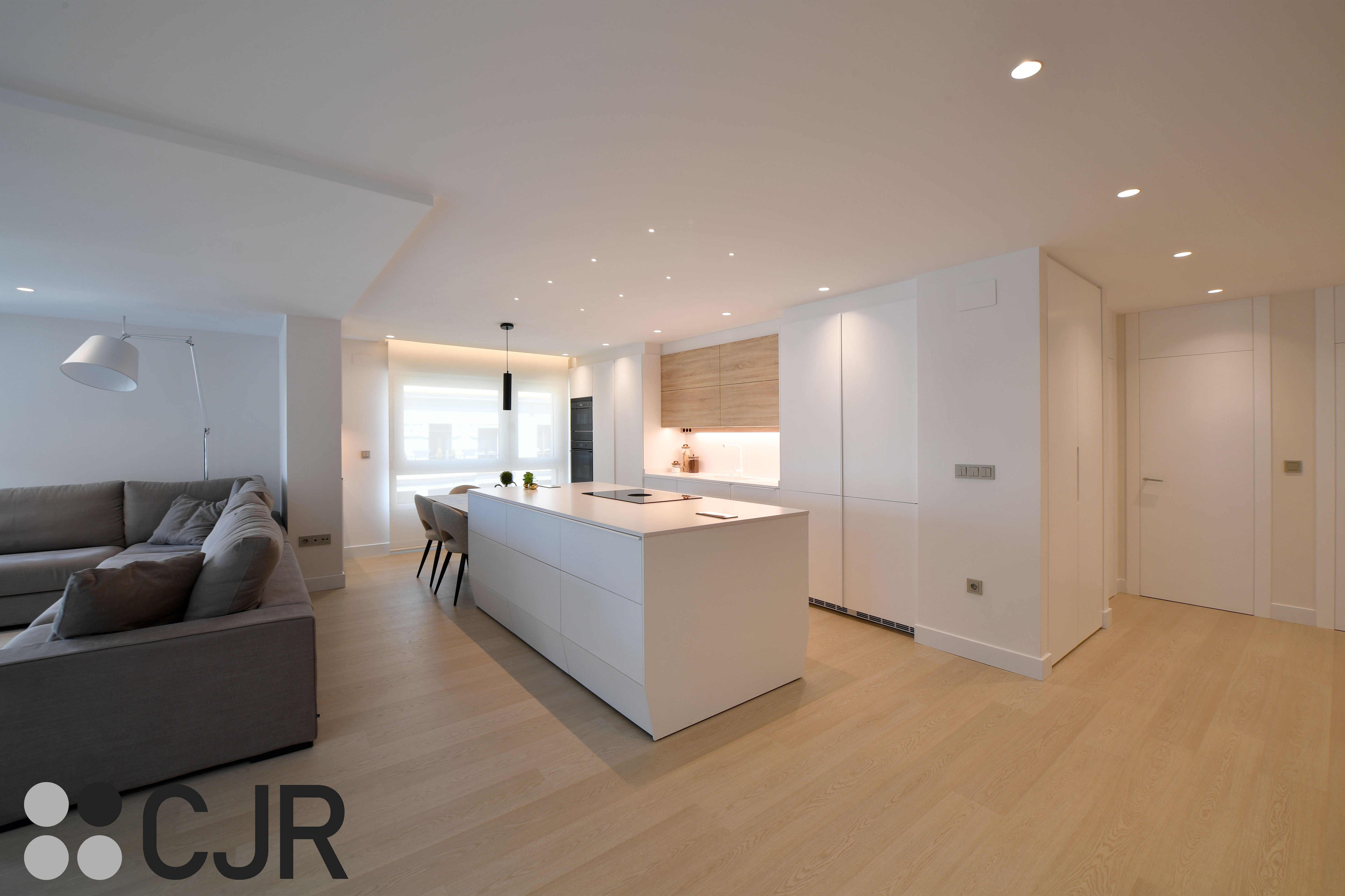 Cocina nórdica blanca y madera abierta con isla Cocinas CJR