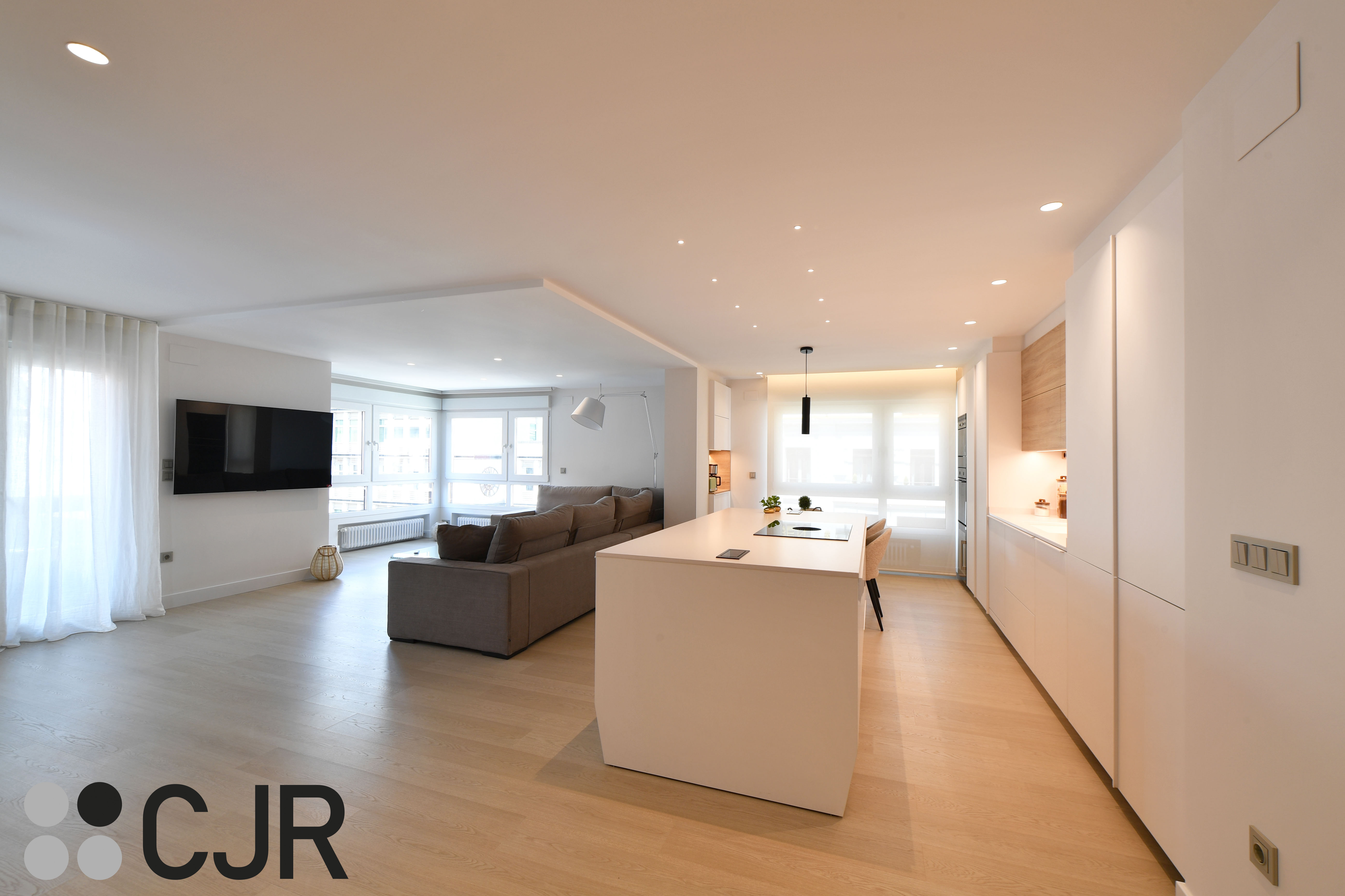 Cocina nórdica blanca y madera abierta con isla Cocinas CJR