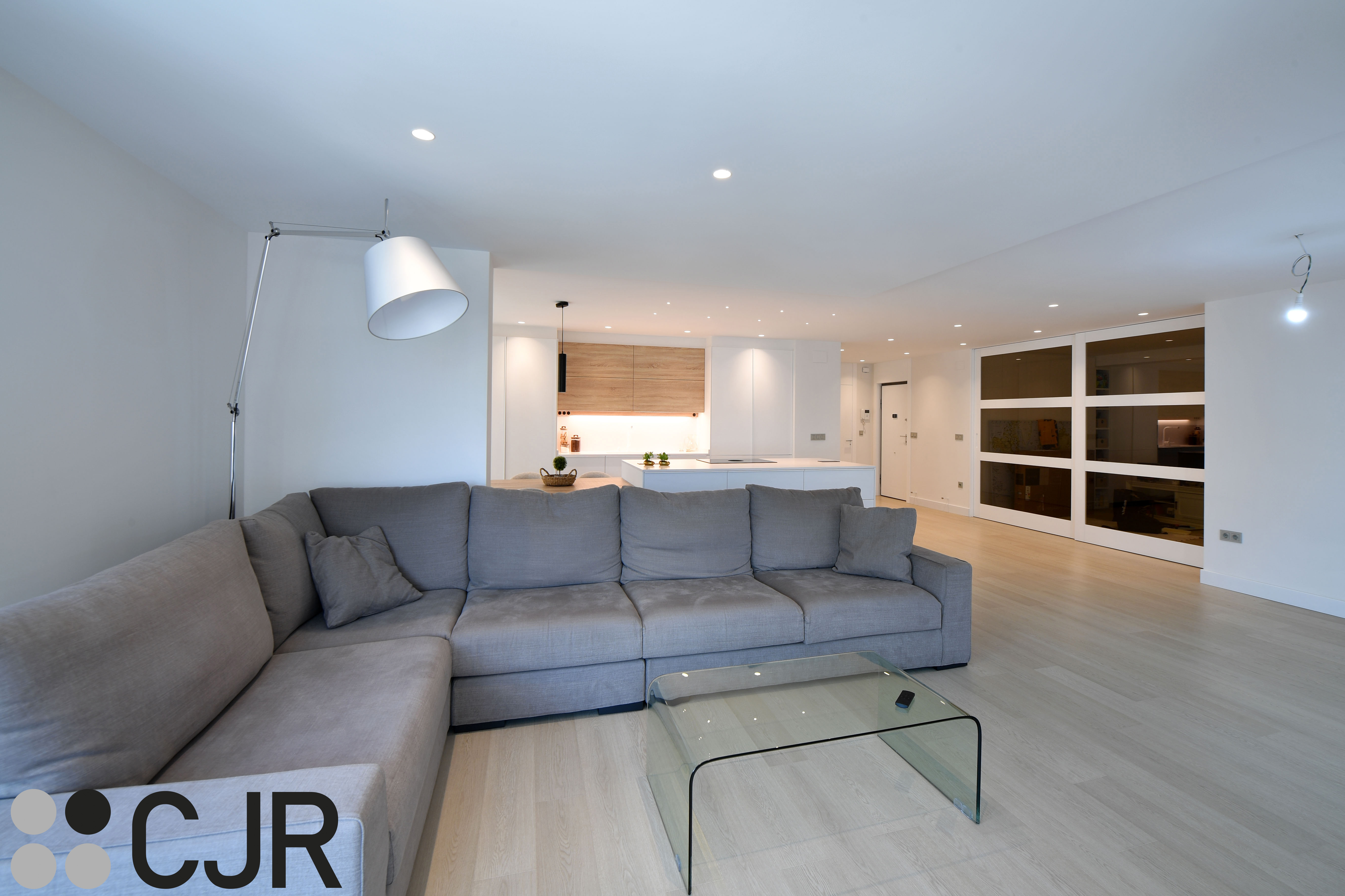 Cocina nórdica blanca y madera abierta con isla Cocinas CJR