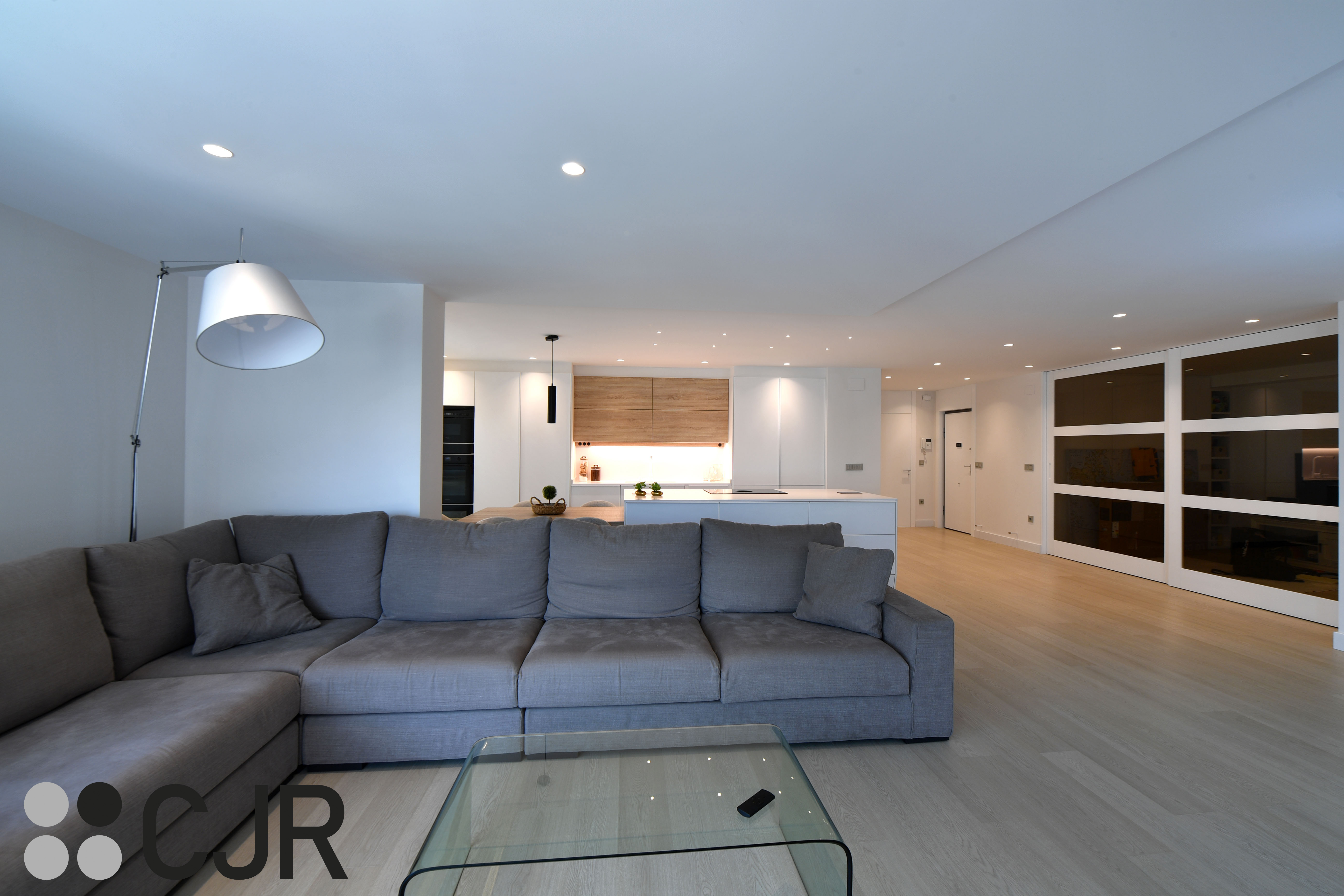 Cocina nórdica blanca y madera abierta con isla Cocinas CJR