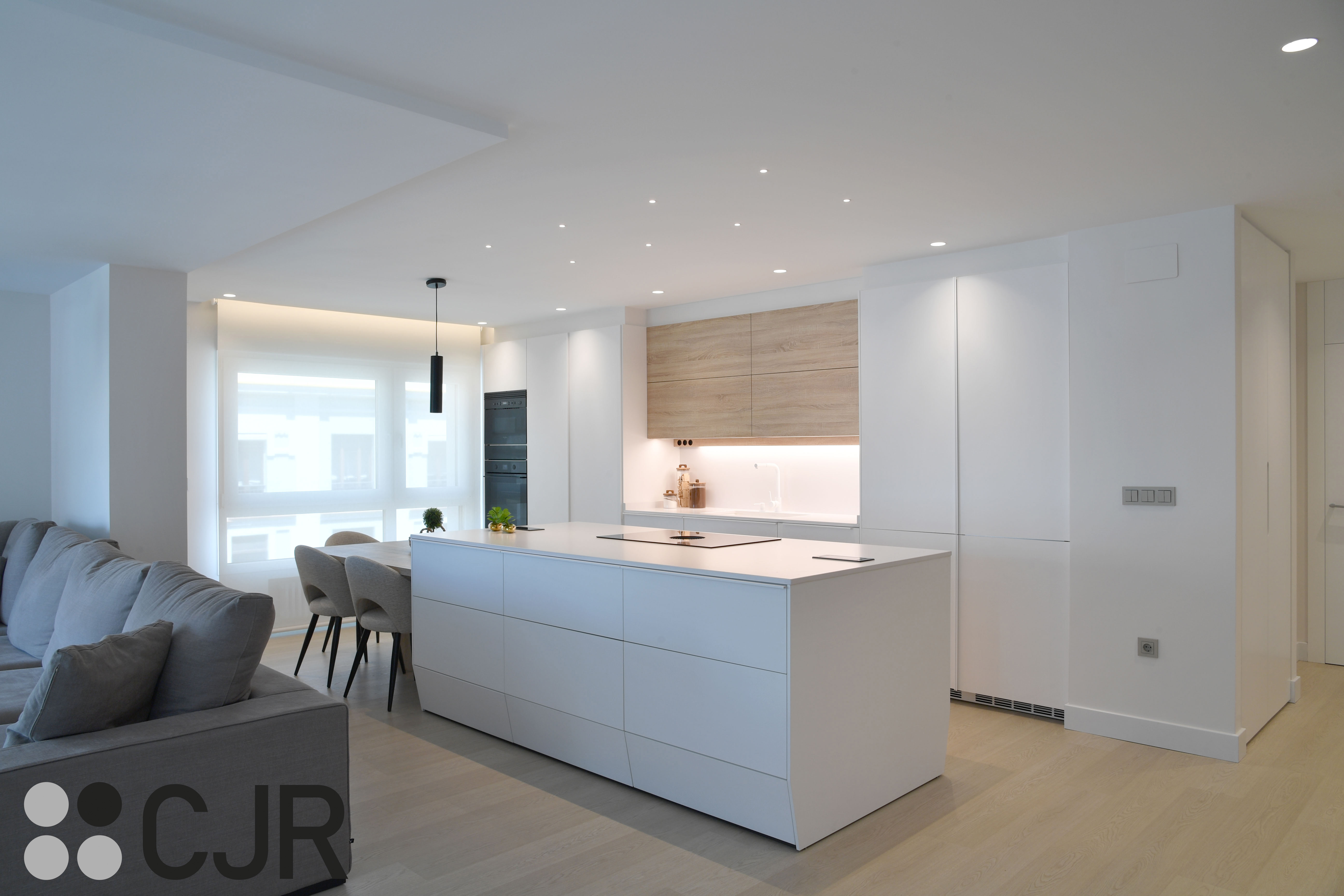 Cocina nórdica blanca y madera abierta con isla Cocinas CJR