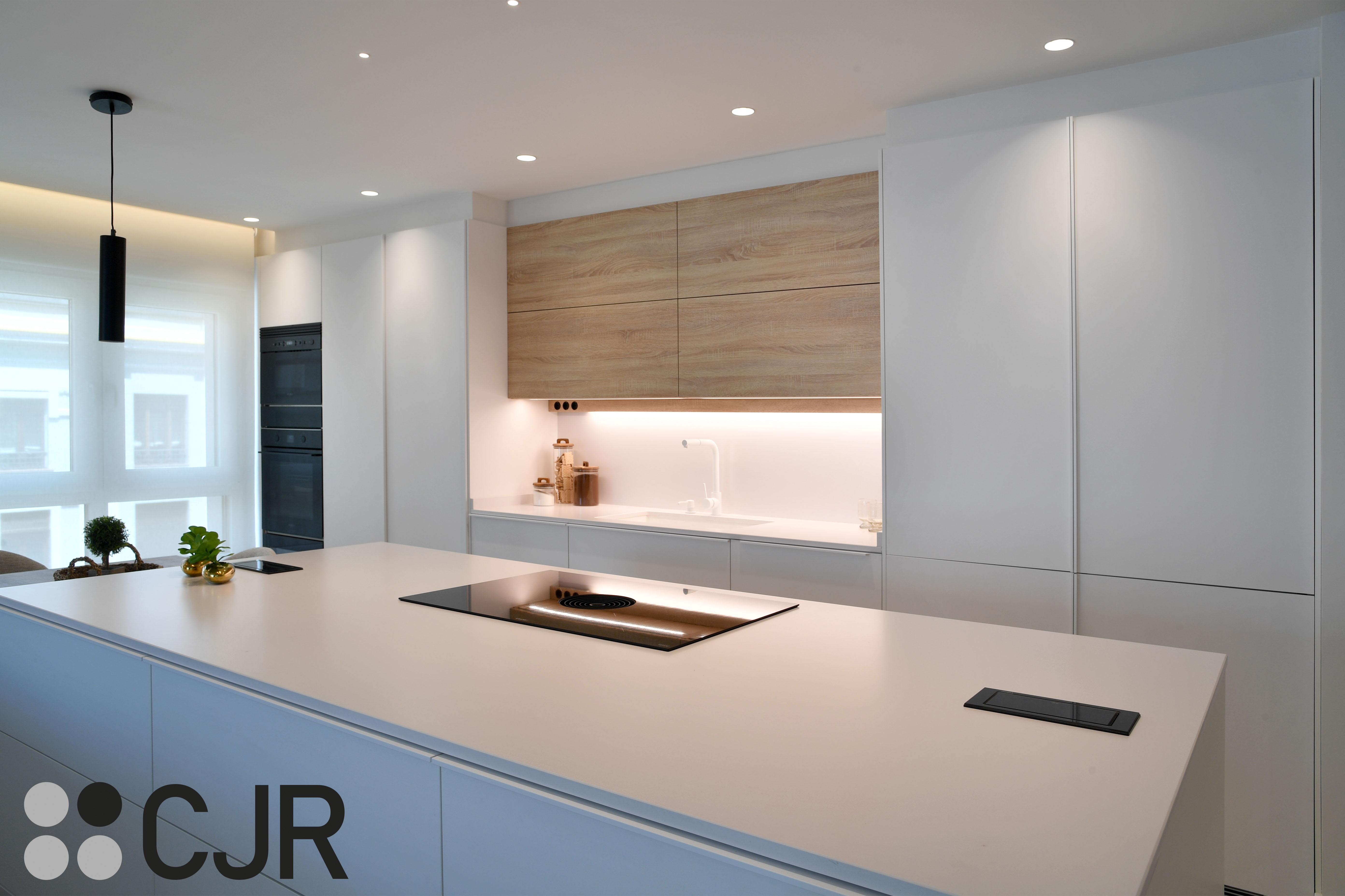 Cocina nórdica blanca y madera abierta con isla Cocinas CJR