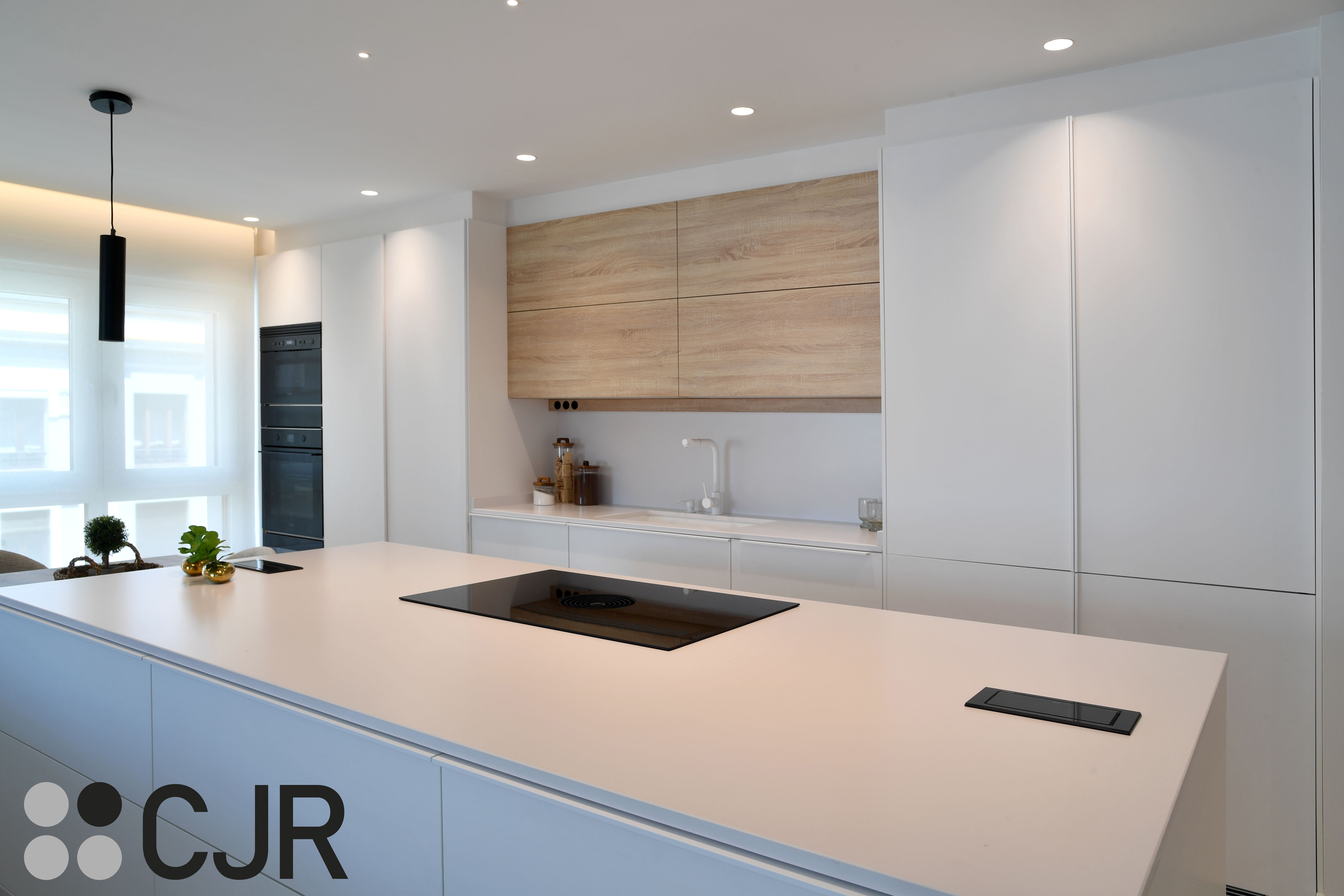 Cocina nórdica blanca y madera abierta con isla Cocinas CJR