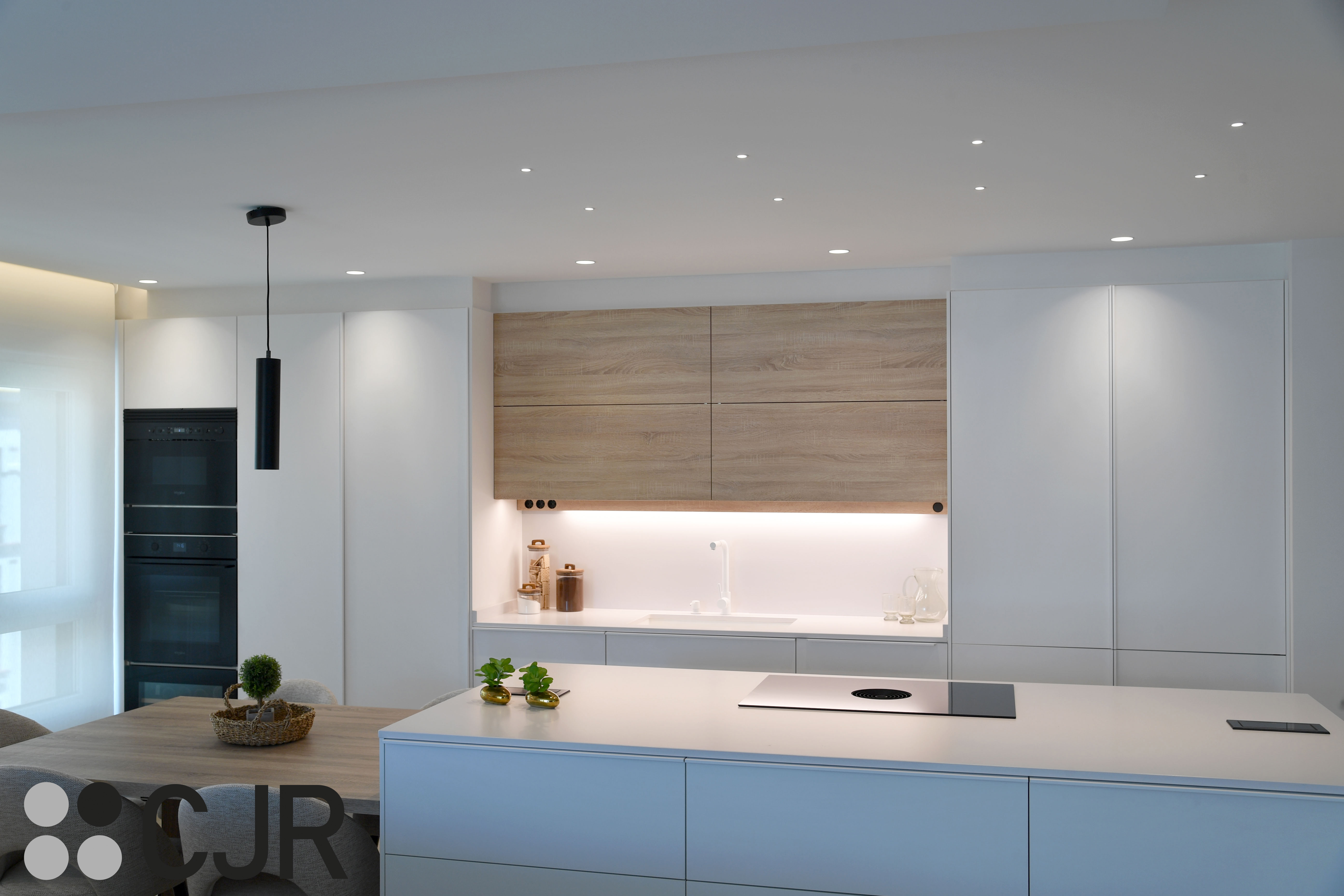 Cocina nórdica blanca y madera abierta con isla Cocinas CJR