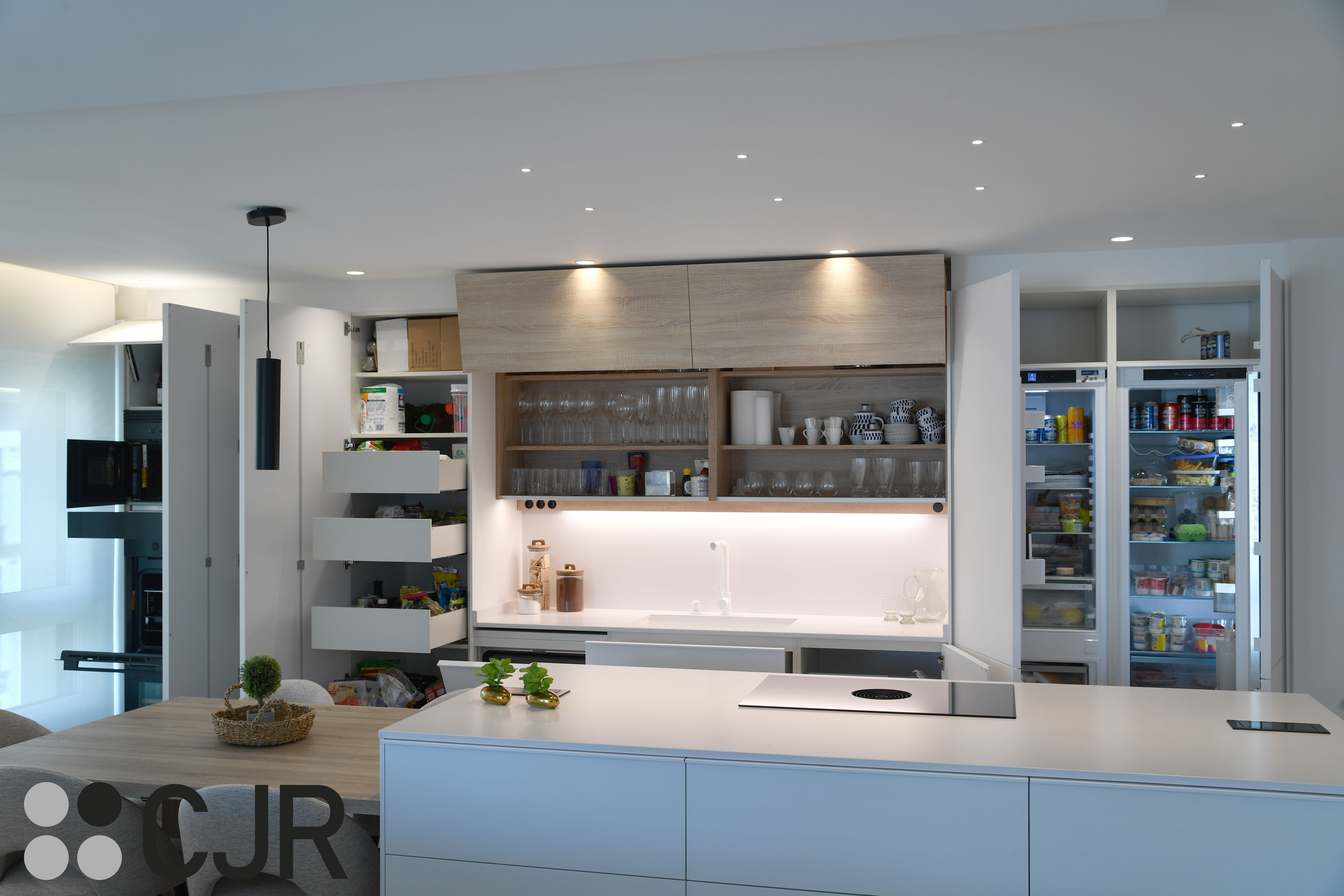 Cocina nórdica blanca y madera abierta con isla Cocinas CJR