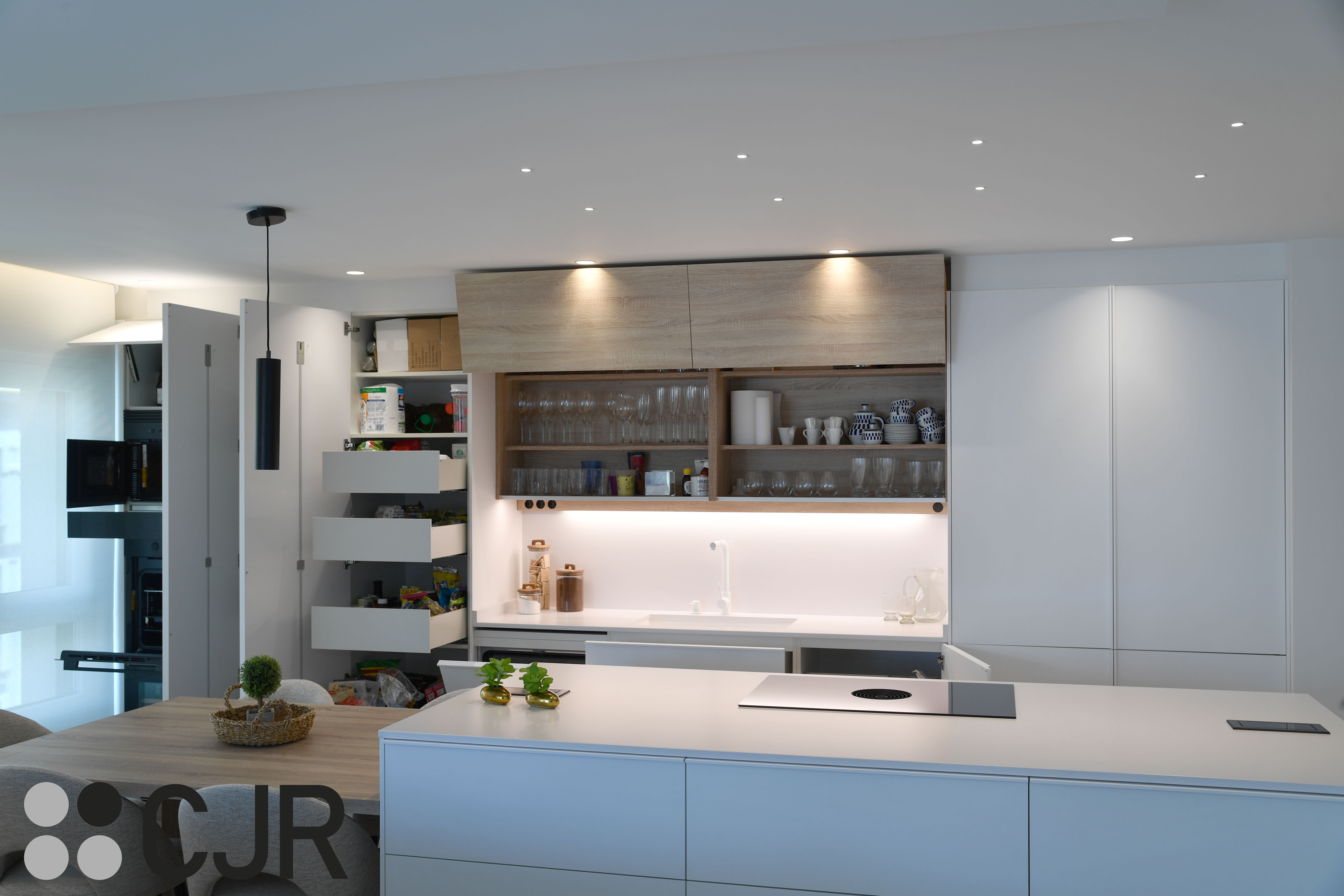 Cocina nórdica blanca y madera abierta con isla Cocinas CJR
