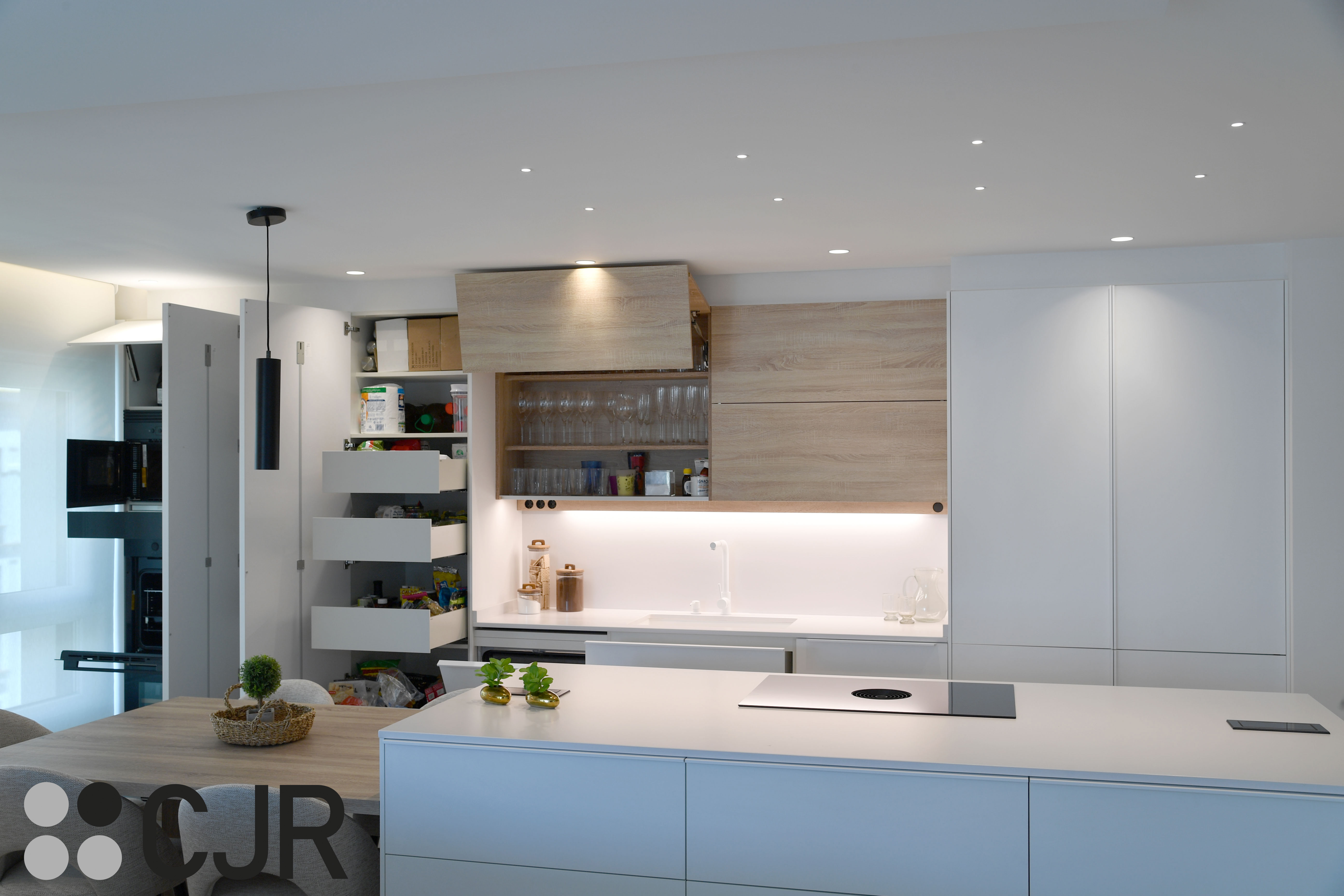 Cocina nórdica blanca y madera abierta con isla Cocinas CJR