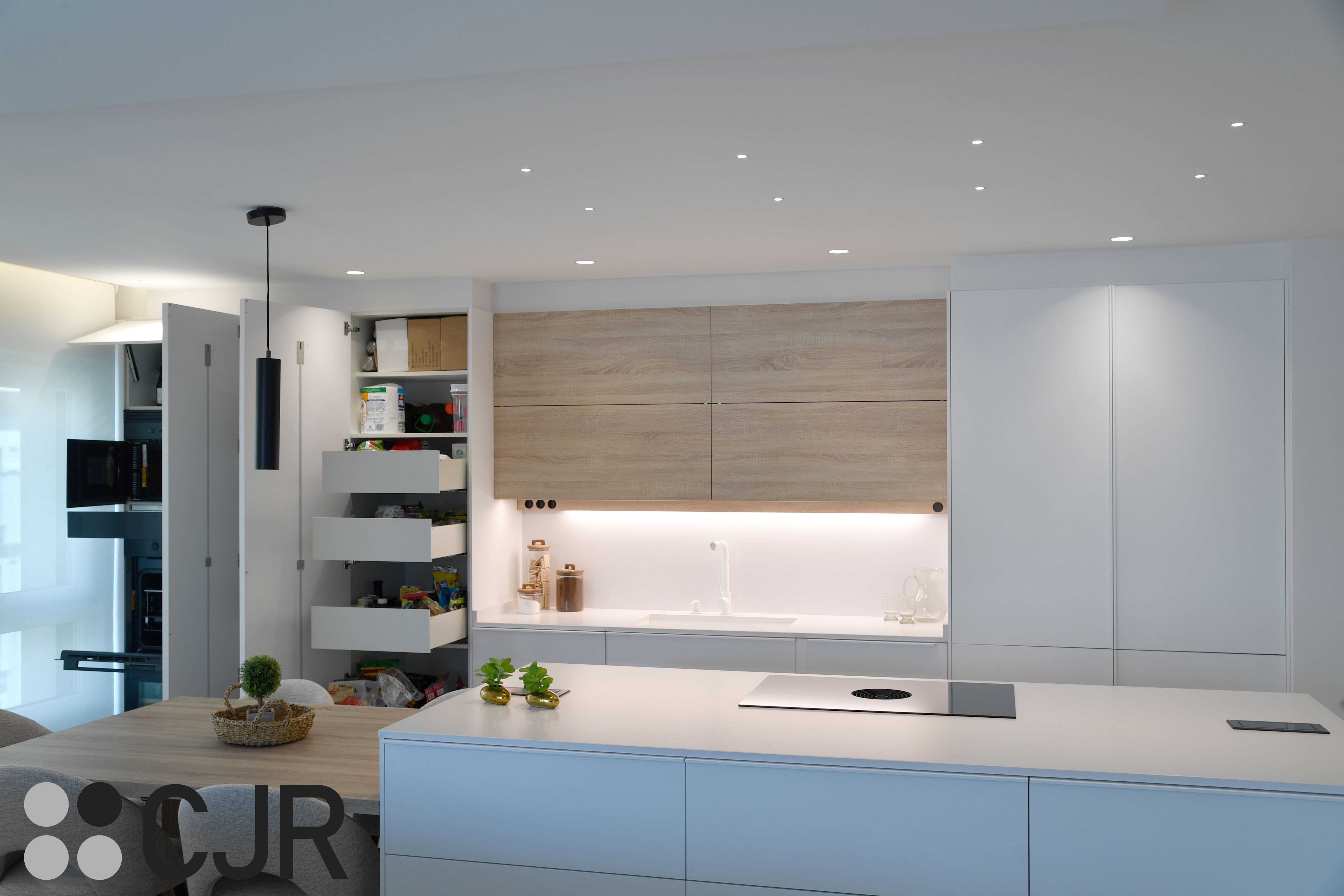 Cocina nórdica blanca y madera abierta con isla Cocinas CJR