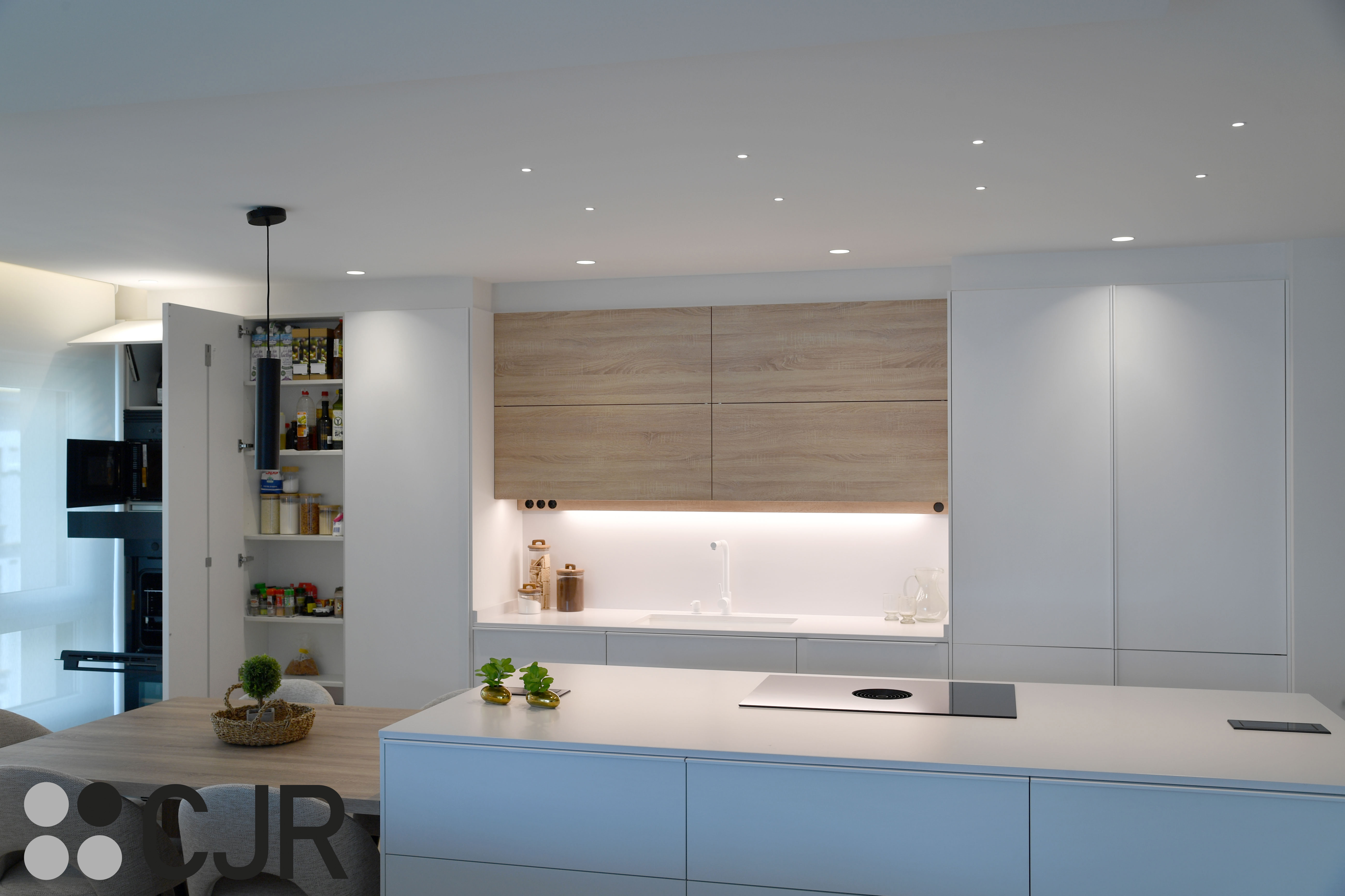 Cocina nórdica blanca y madera abierta con isla Cocinas CJR