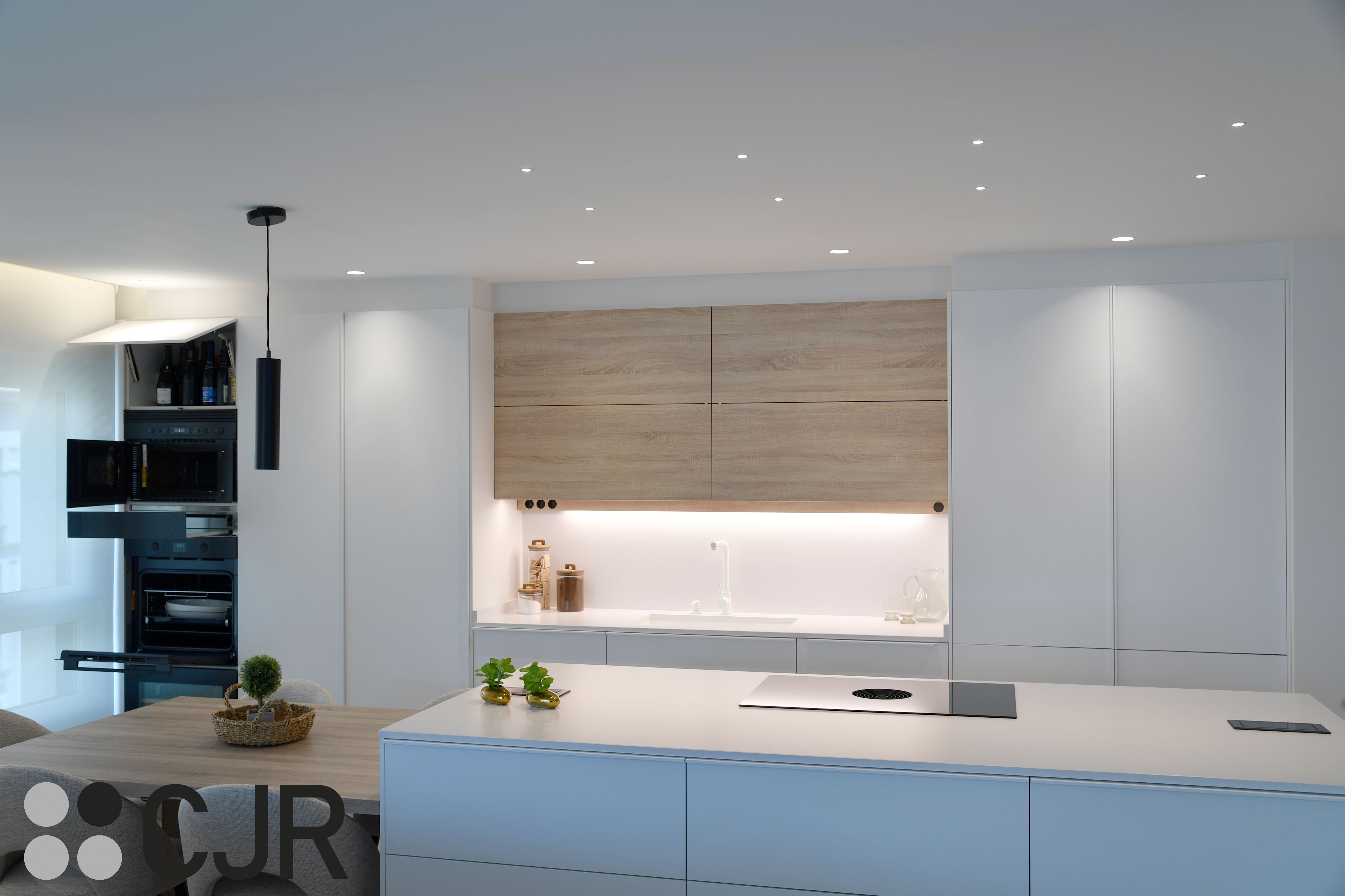 Cocina nórdica blanca y madera abierta con isla Cocinas CJR