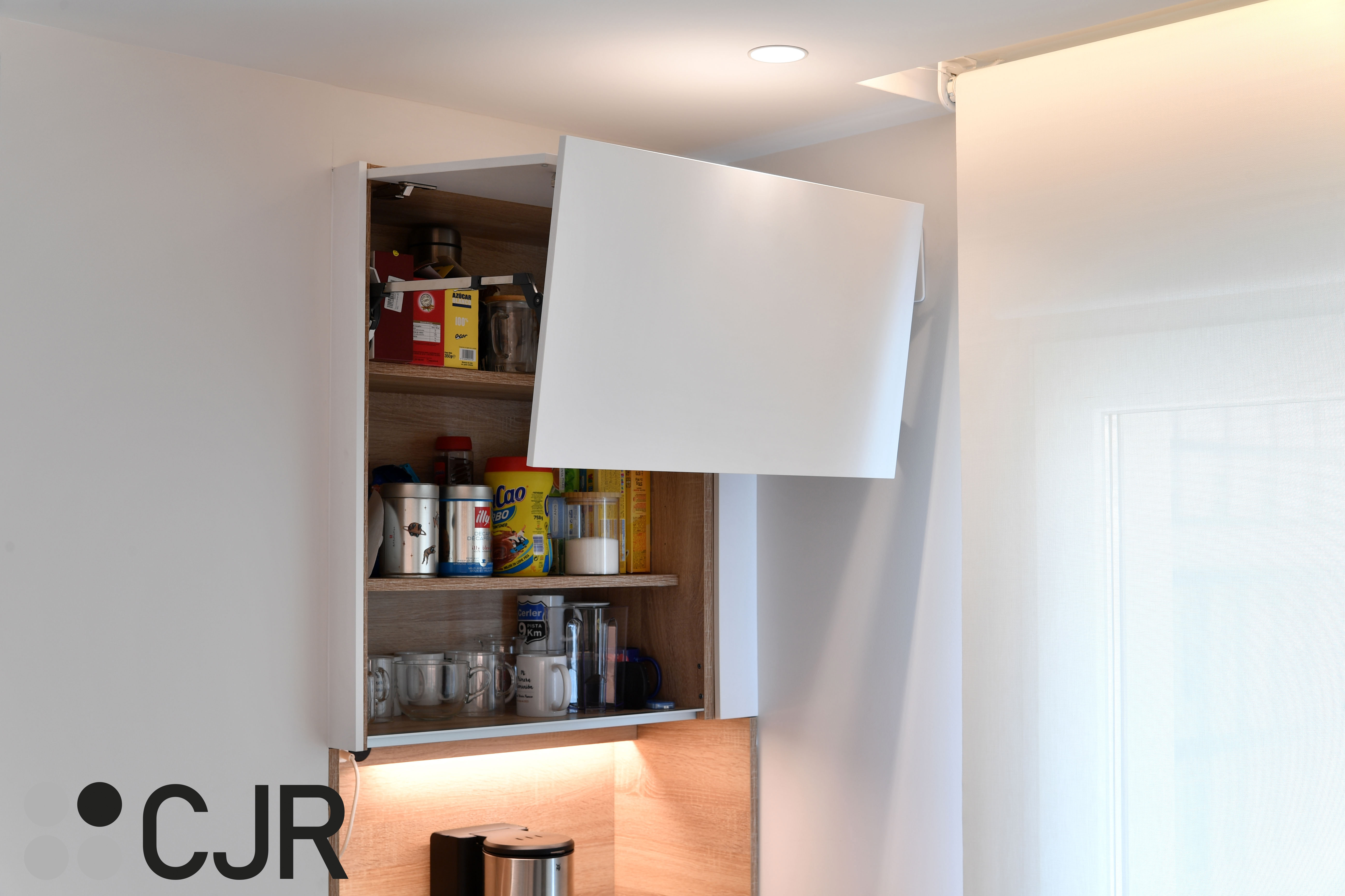 Cocina nórdica blanca y madera abierta con isla Cocinas CJR