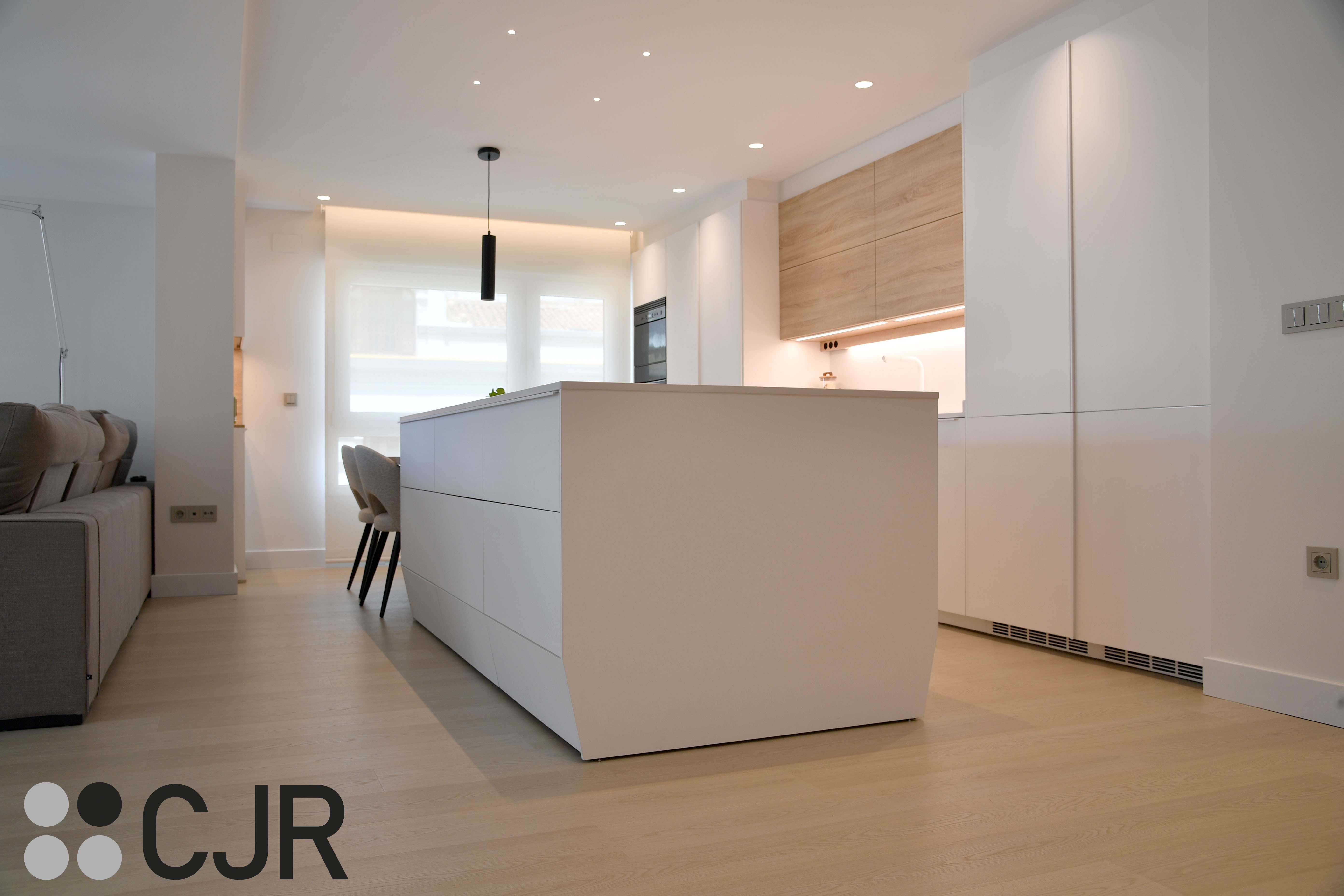 Cocina nórdica blanca y madera abierta con isla Cocinas CJR