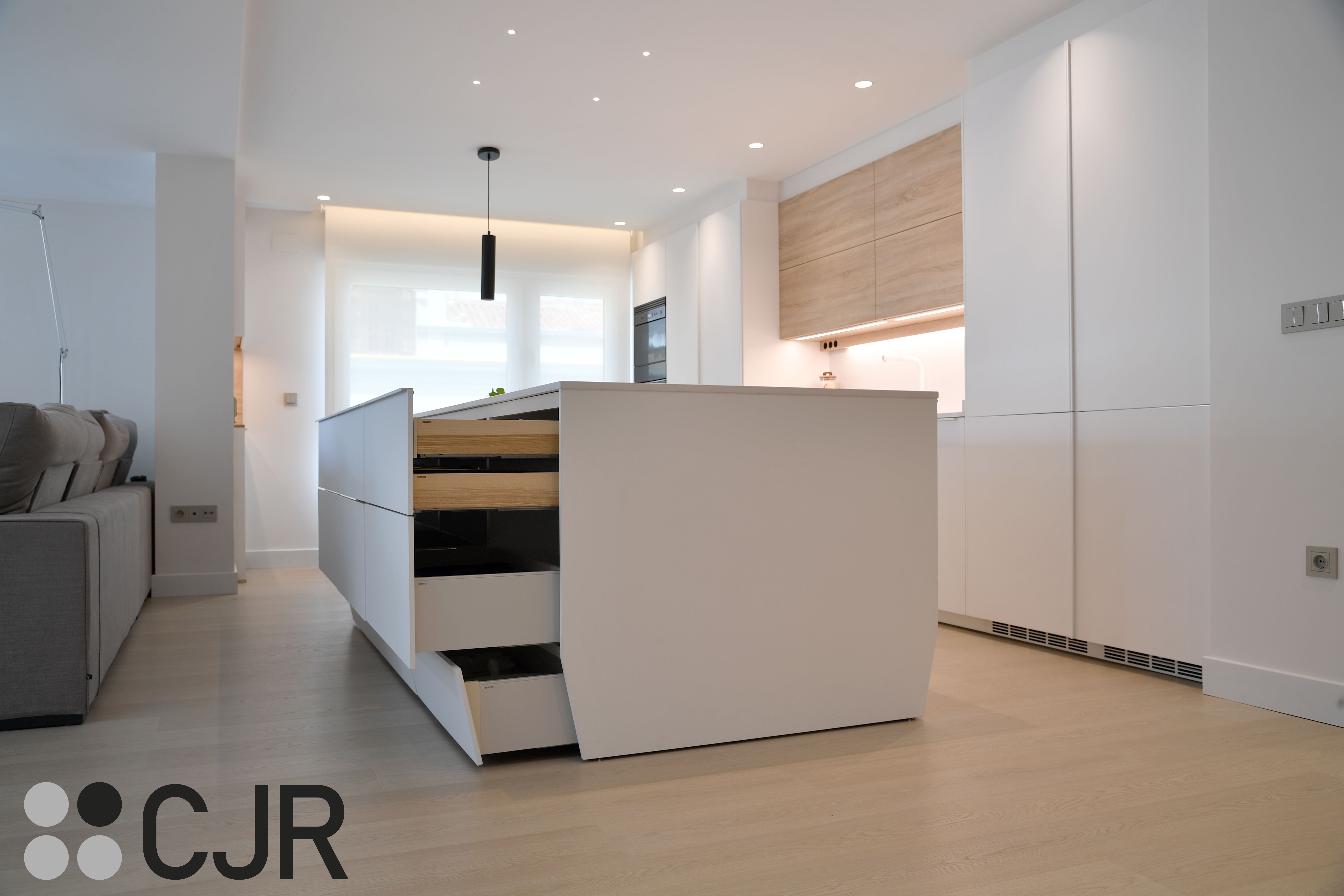 Cocina nórdica blanca y madera abierta con isla Cocinas CJR