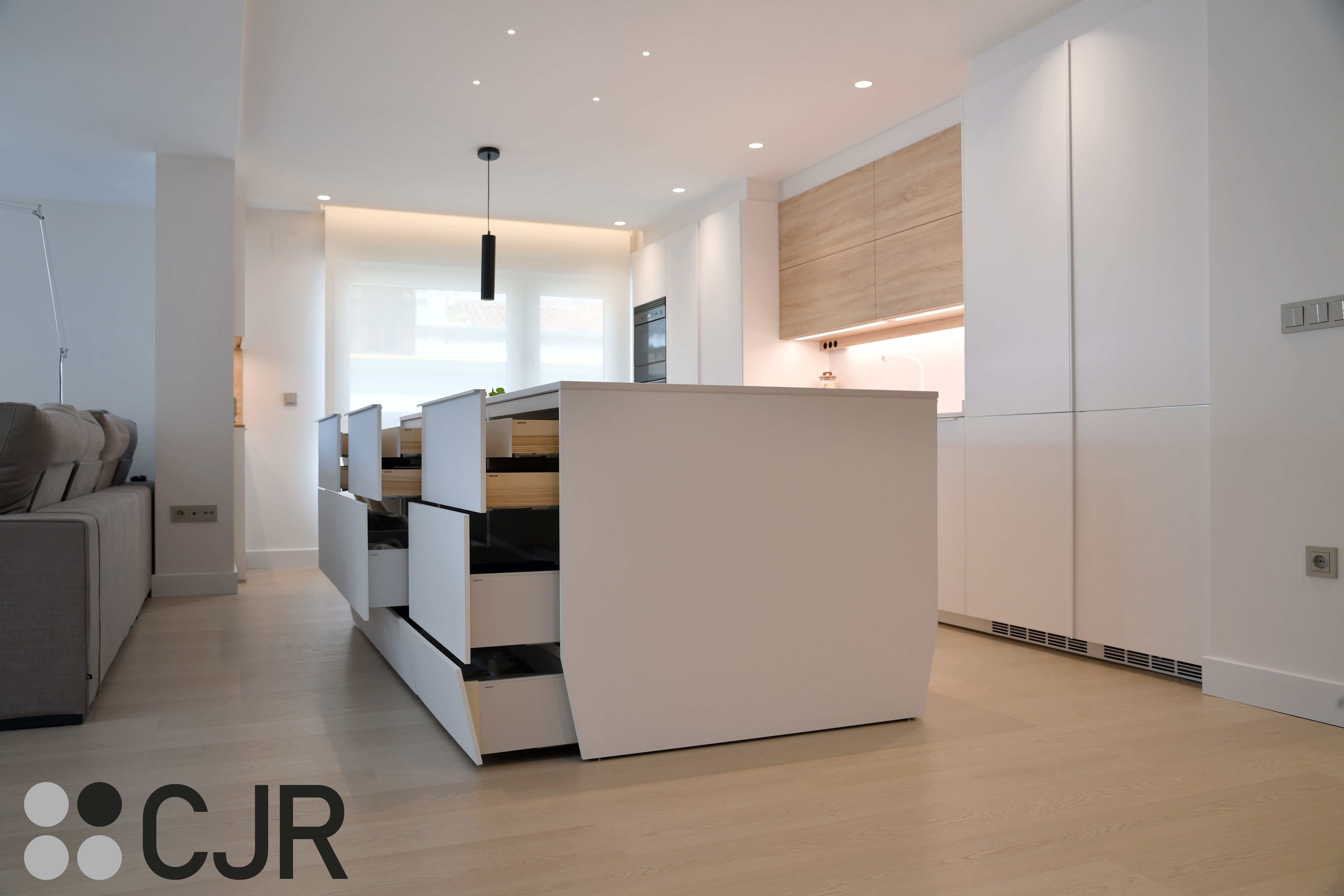 Cocina nórdica blanca y madera abierta con isla Cocinas CJR