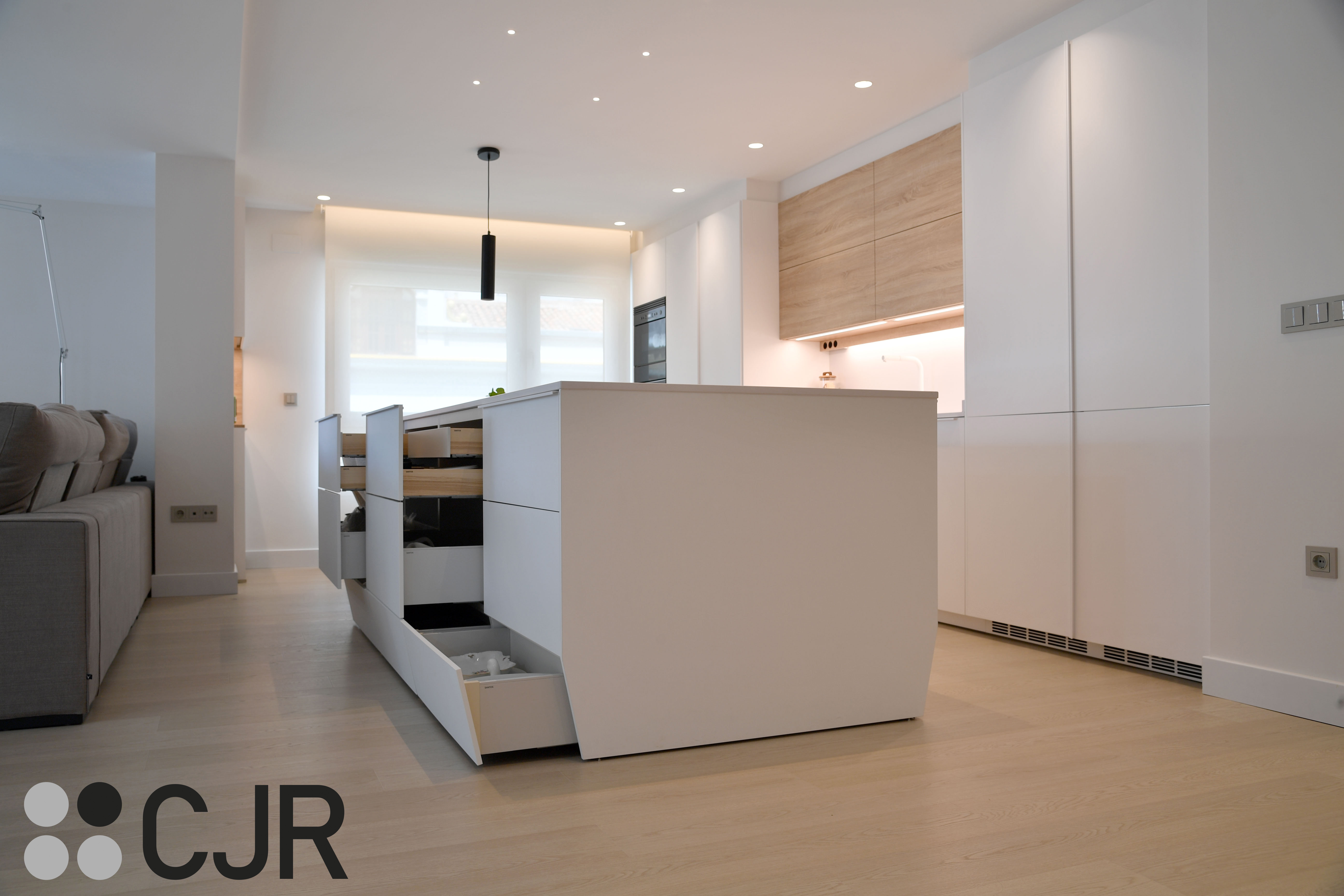 Cocina nórdica blanca y madera abierta con isla Cocinas CJR