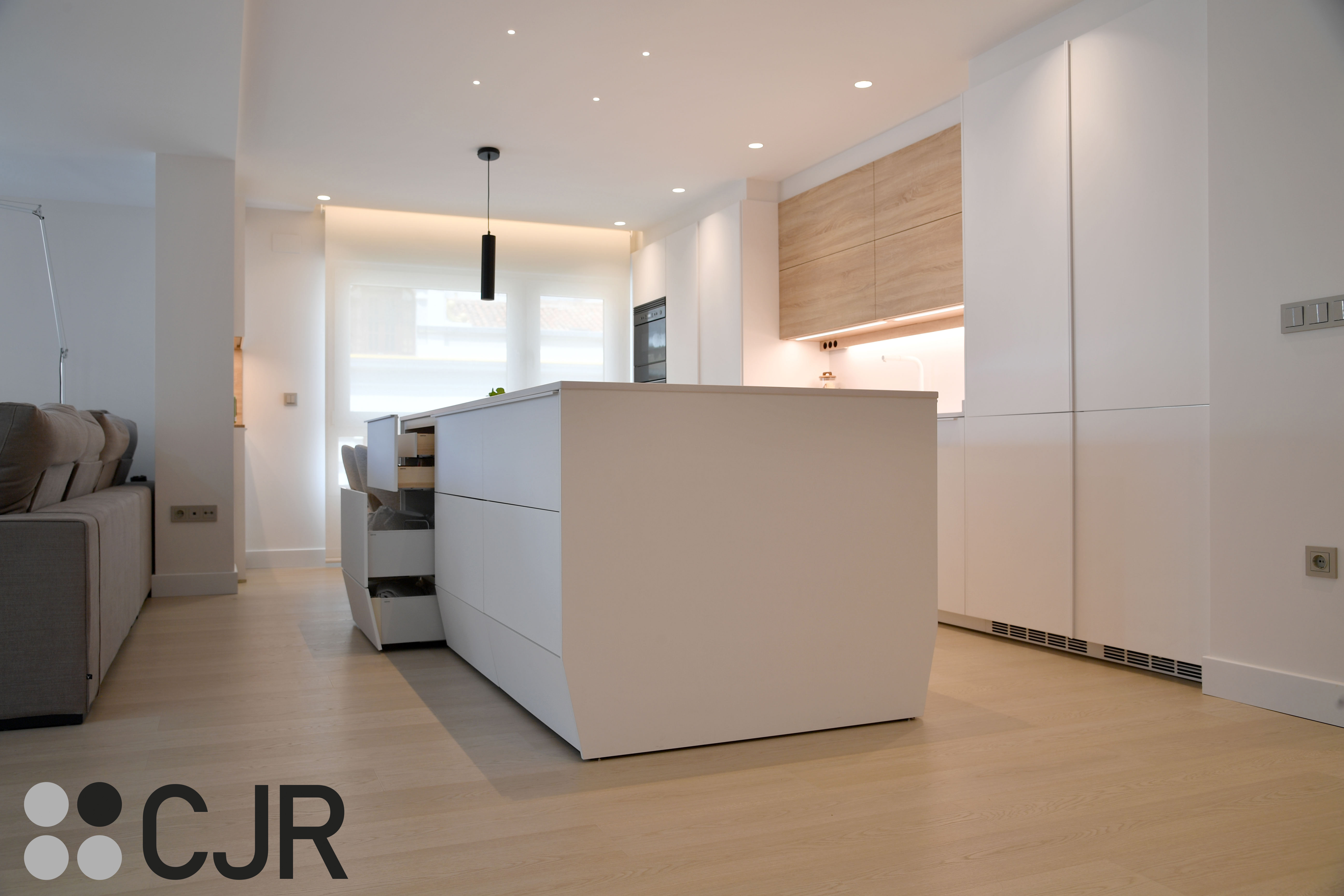 Cocina nórdica blanca y madera abierta con isla Cocinas CJR