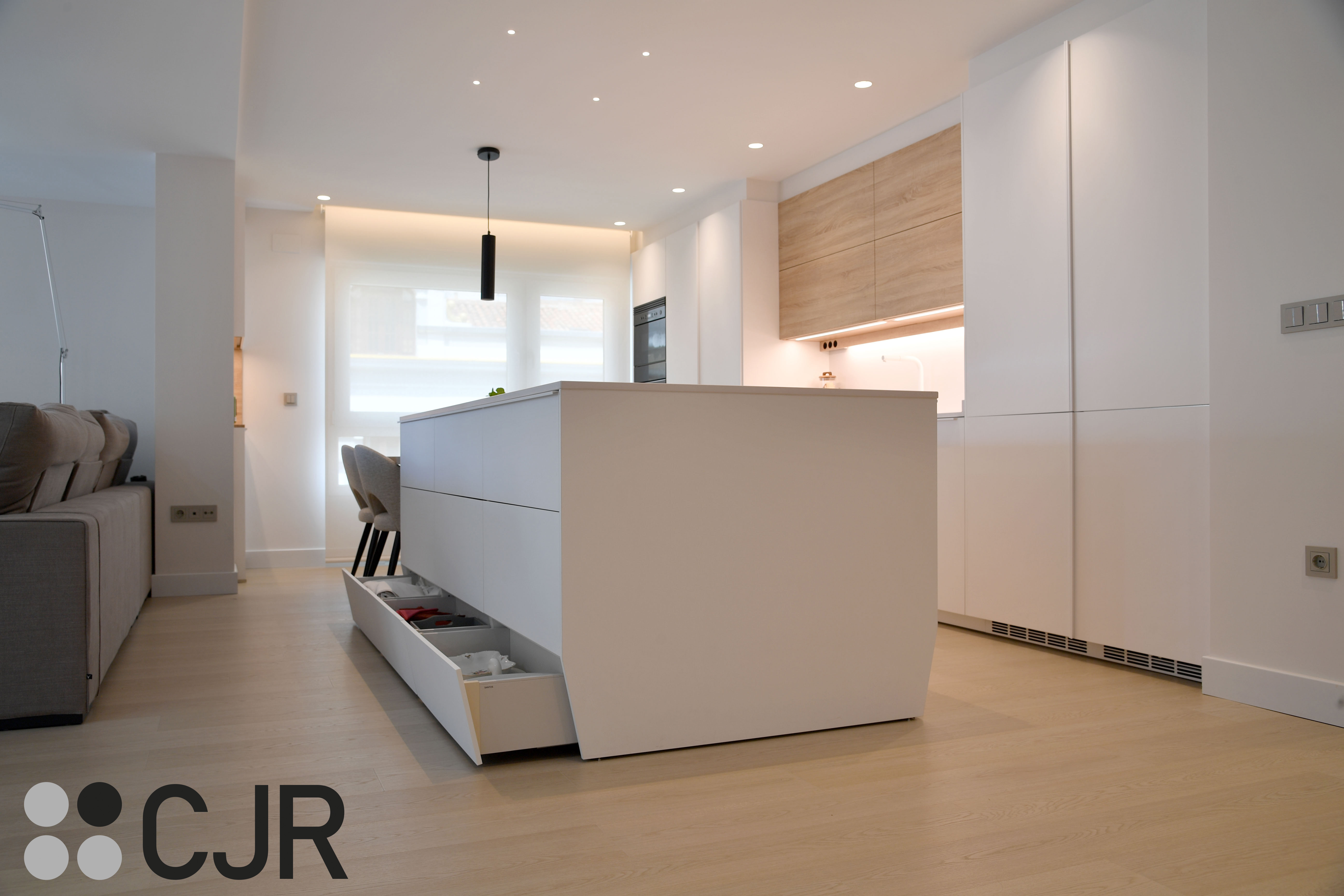 Cocina nórdica blanca y madera abierta con isla Cocinas CJR