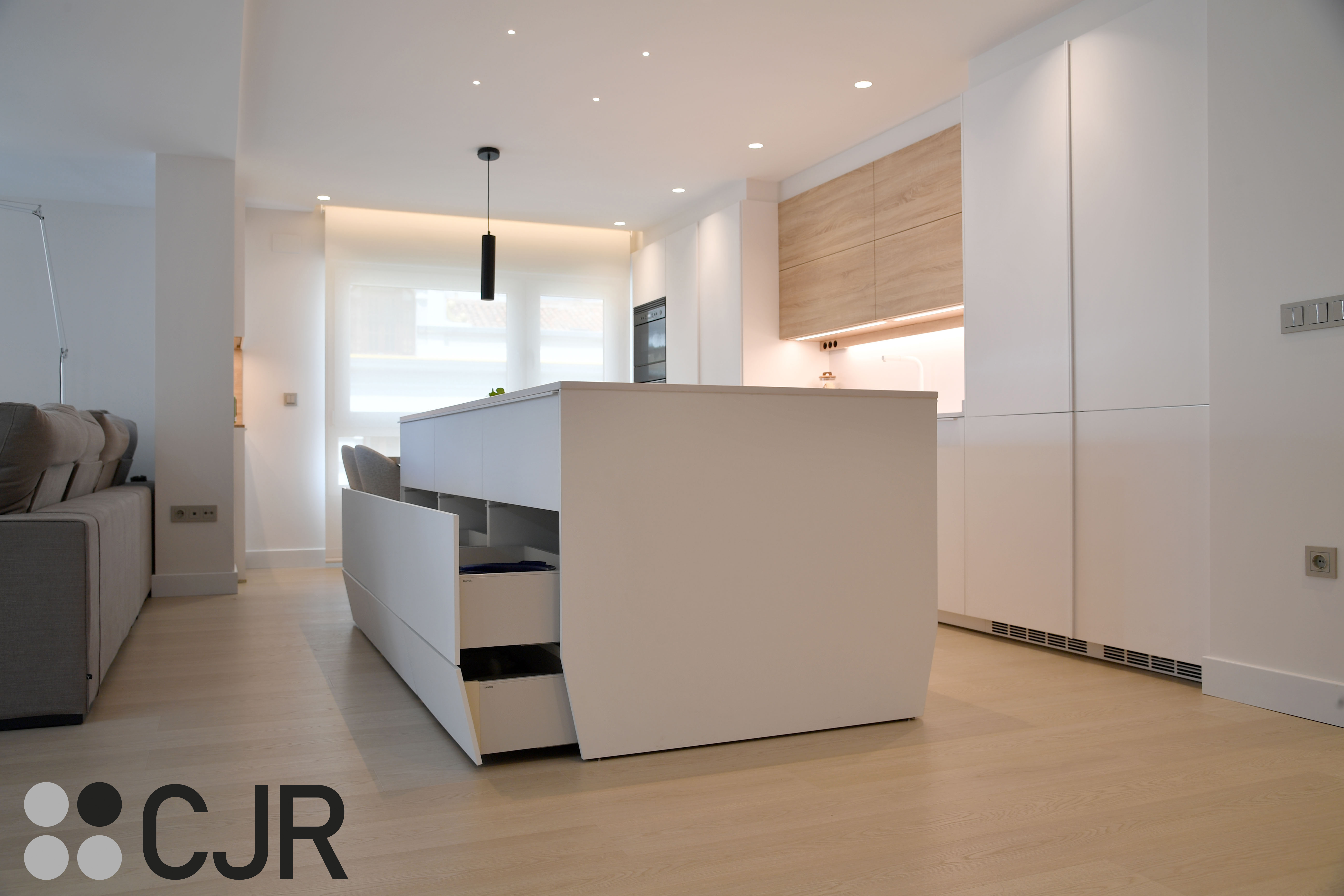 Cocina nórdica blanca y madera abierta con isla Cocinas CJR