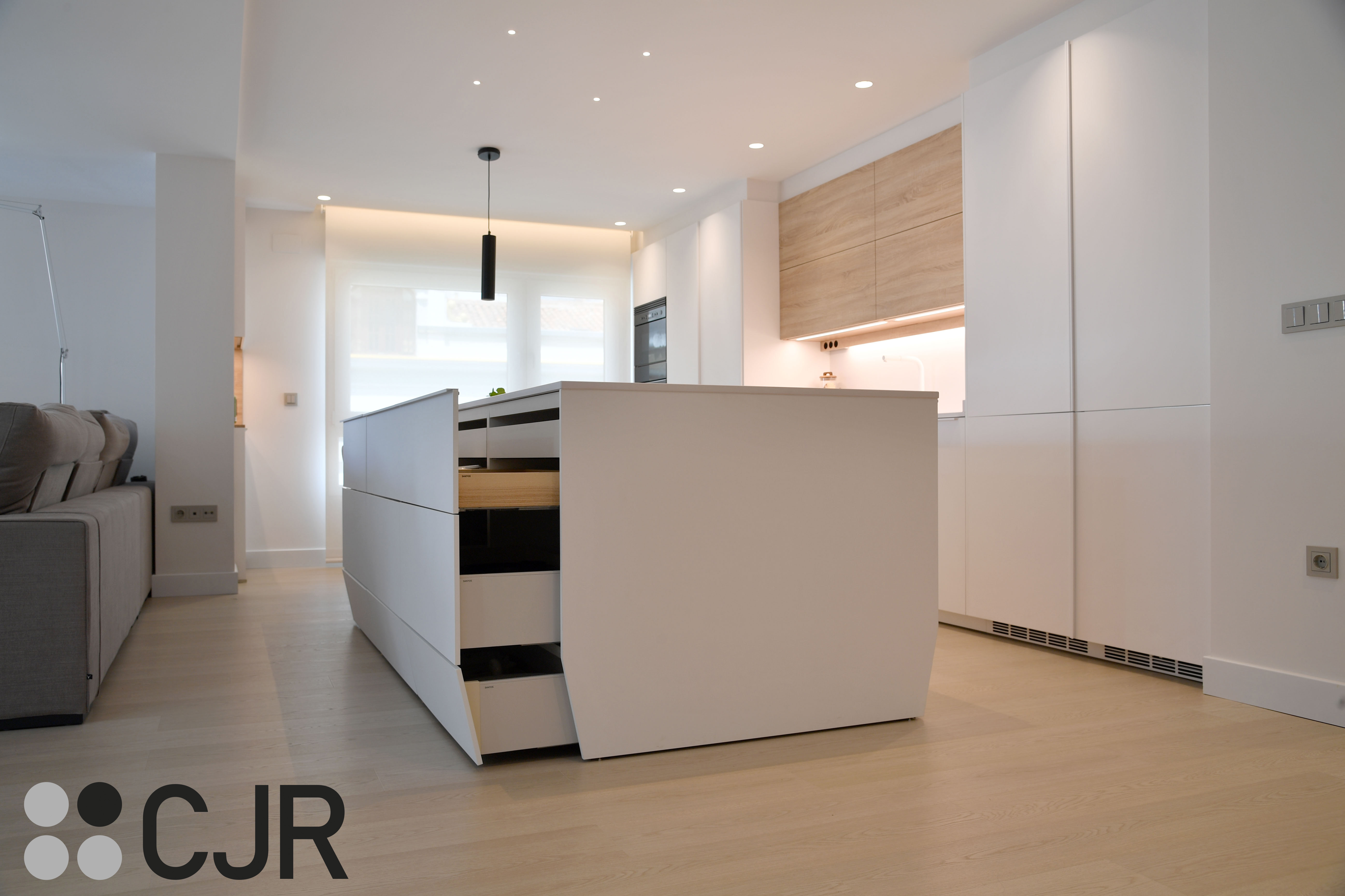 Cocina nórdica blanca y madera abierta con isla Cocinas CJR