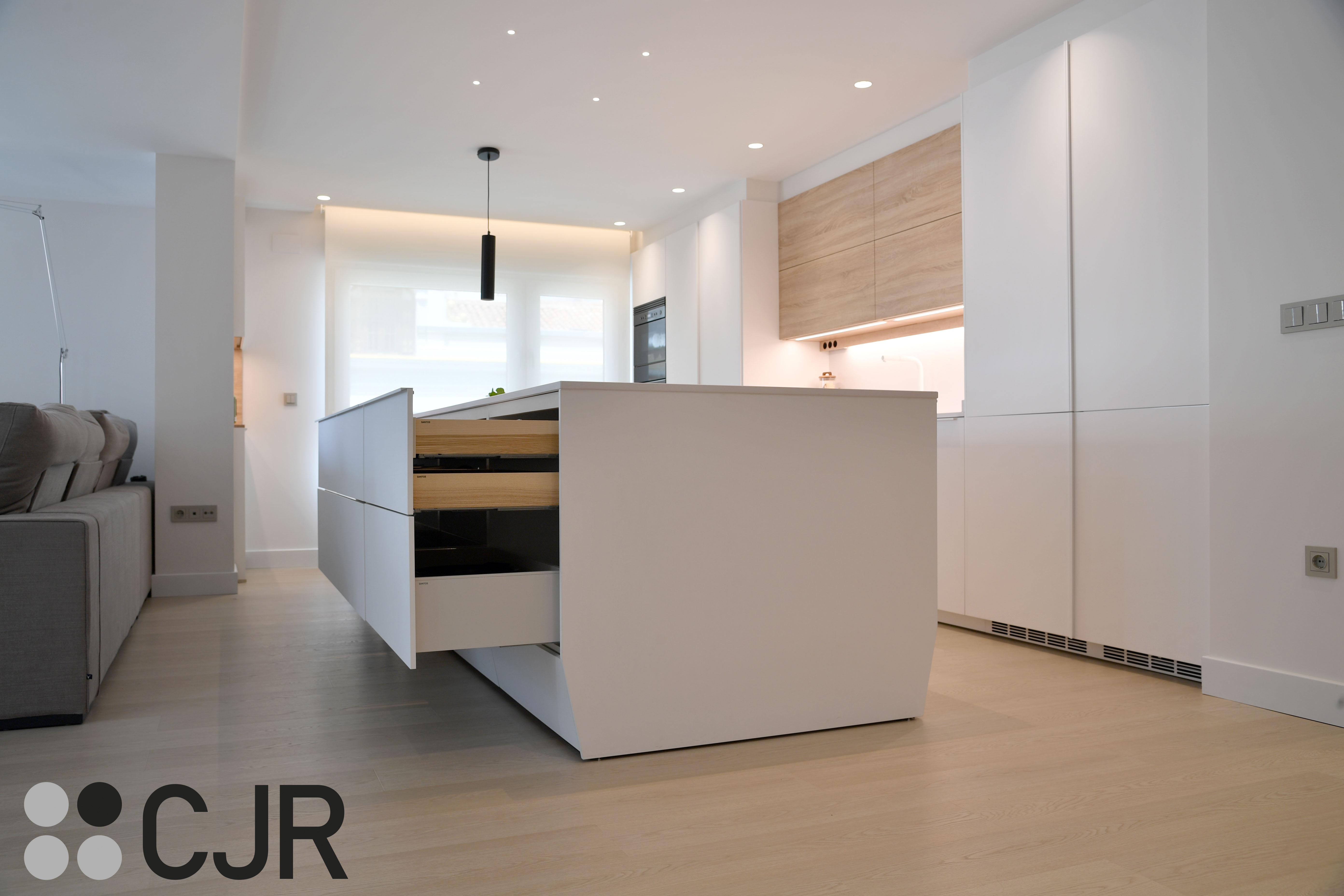 Cocina nórdica blanca y madera abierta con isla Cocinas CJR