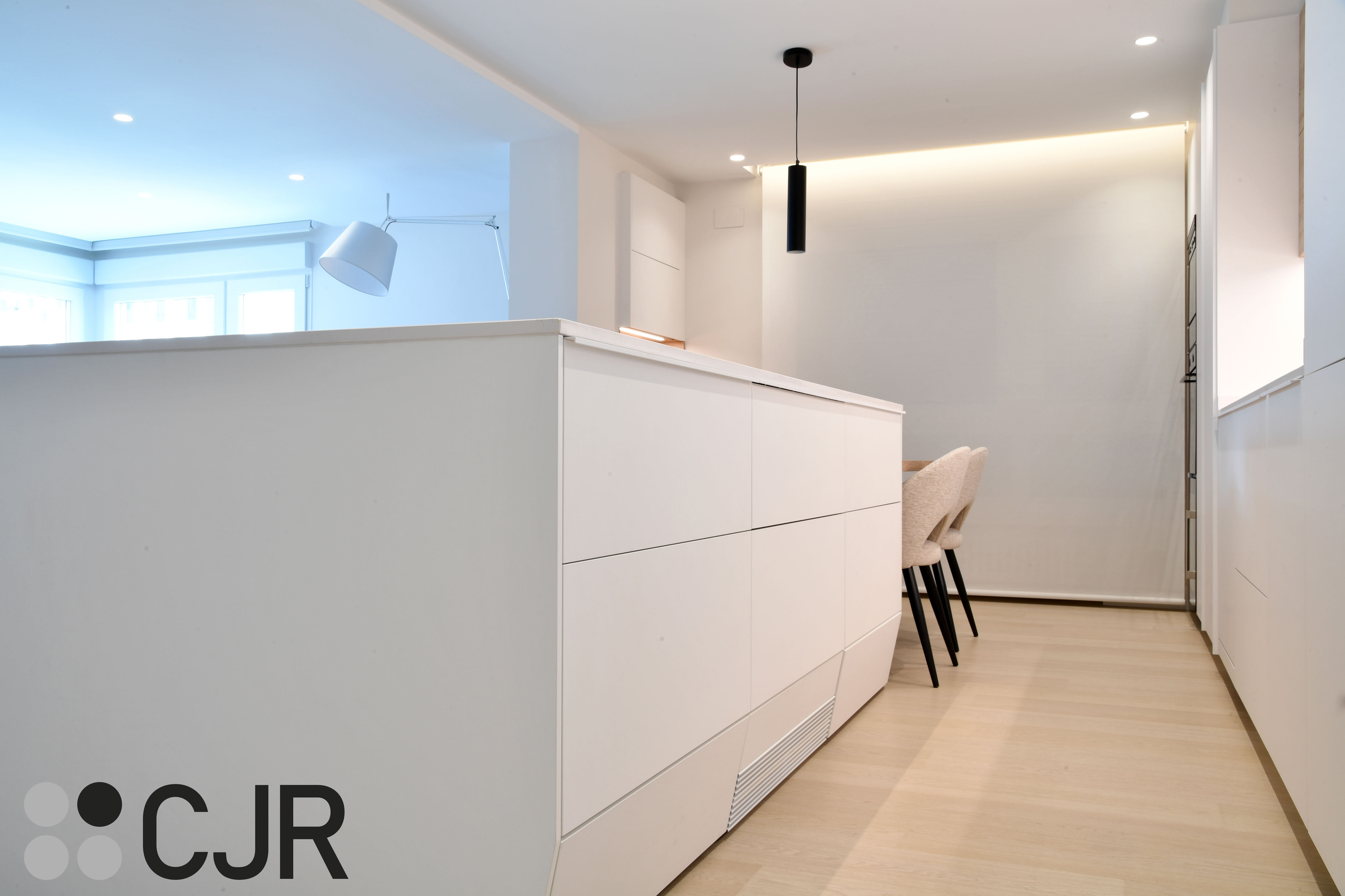 Cocina nórdica blanca y madera abierta con isla Cocinas CJR